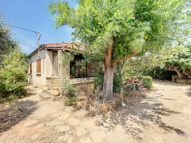 Maison à rénover à vendre à Saint Cyr sur Mer, terrain piscinable de 746 m², secteur calme 