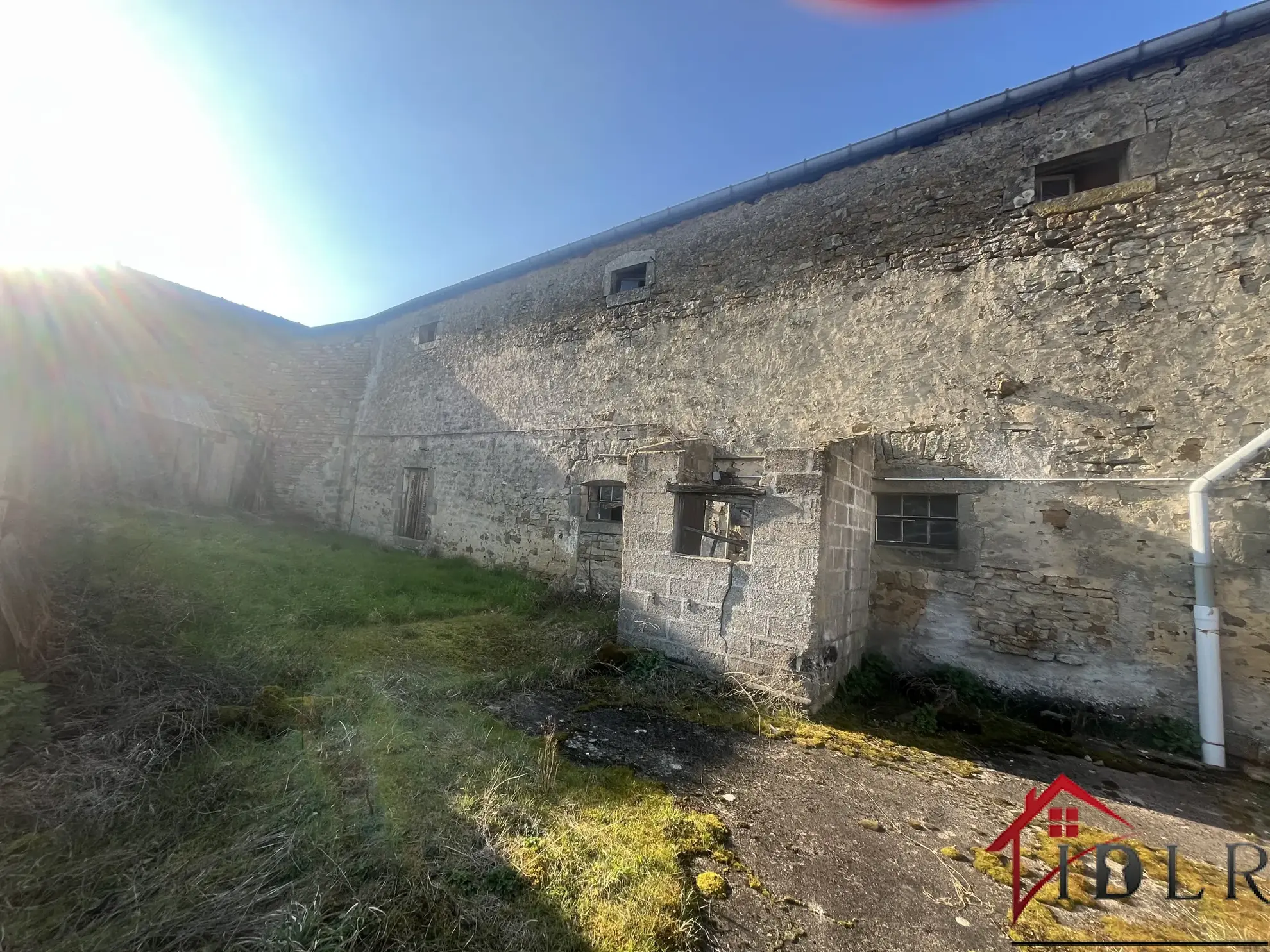 Ancienne ferme à Ravennefontaine - Terrain clos et dépendances pour projets ou habitation 