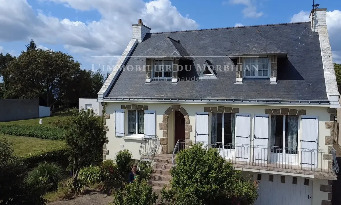 Maison familiale avec double garage à vendre à Marzan, proche bourg 115m²