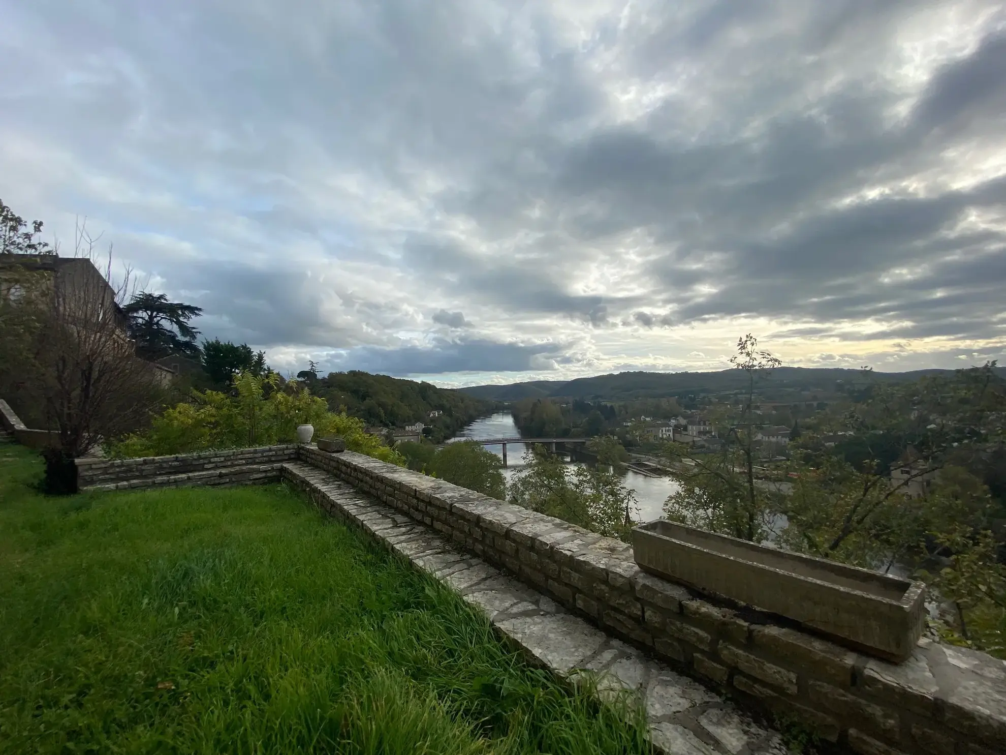 Appartement T3 à rénover avec jardin, chambres d'hôtes et vue vallée à Puy-l'Évêque 