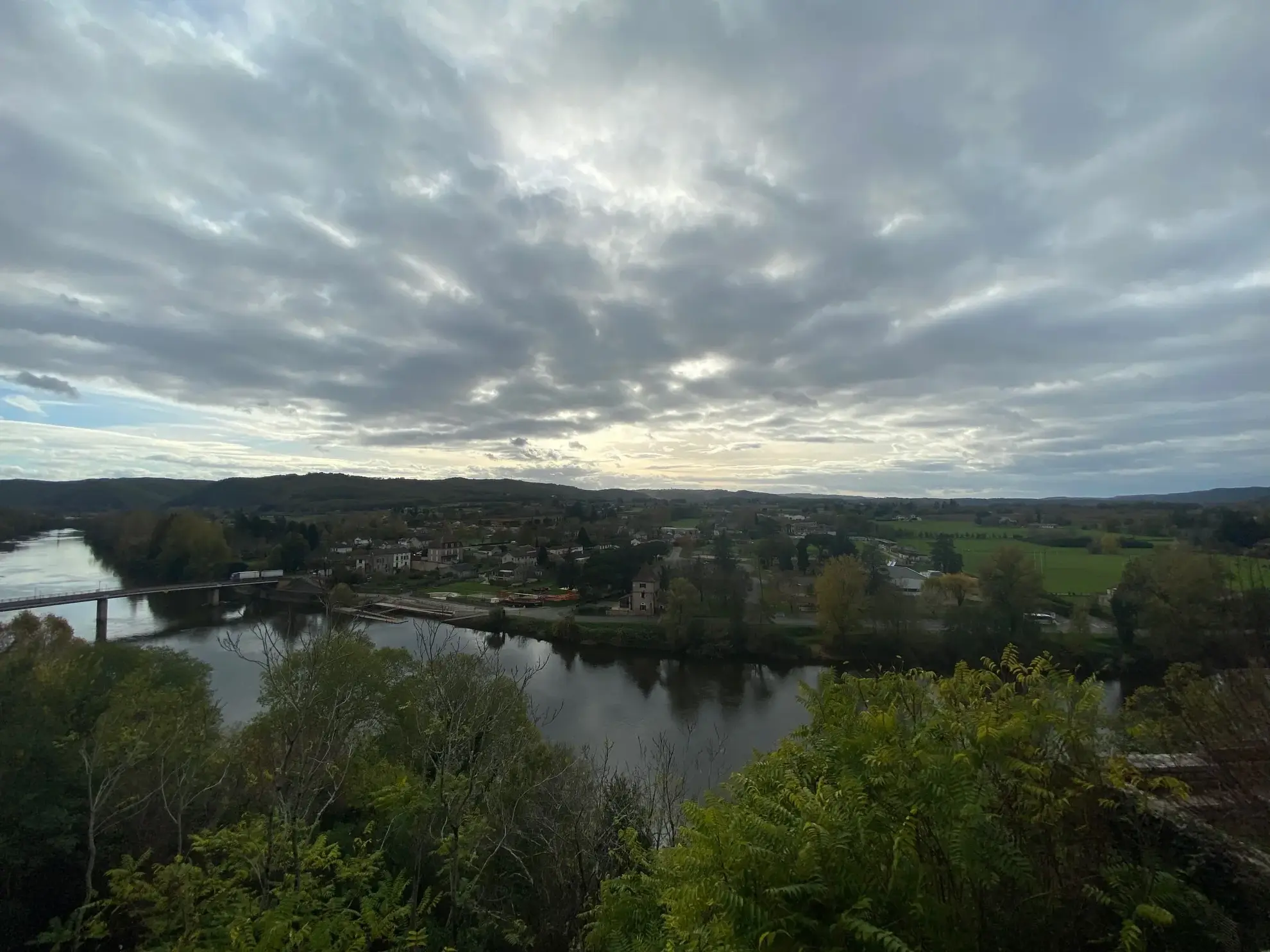 Appartement T3 à rénover avec jardin, chambres d'hôtes et vue vallée à Puy-l'Évêque 
