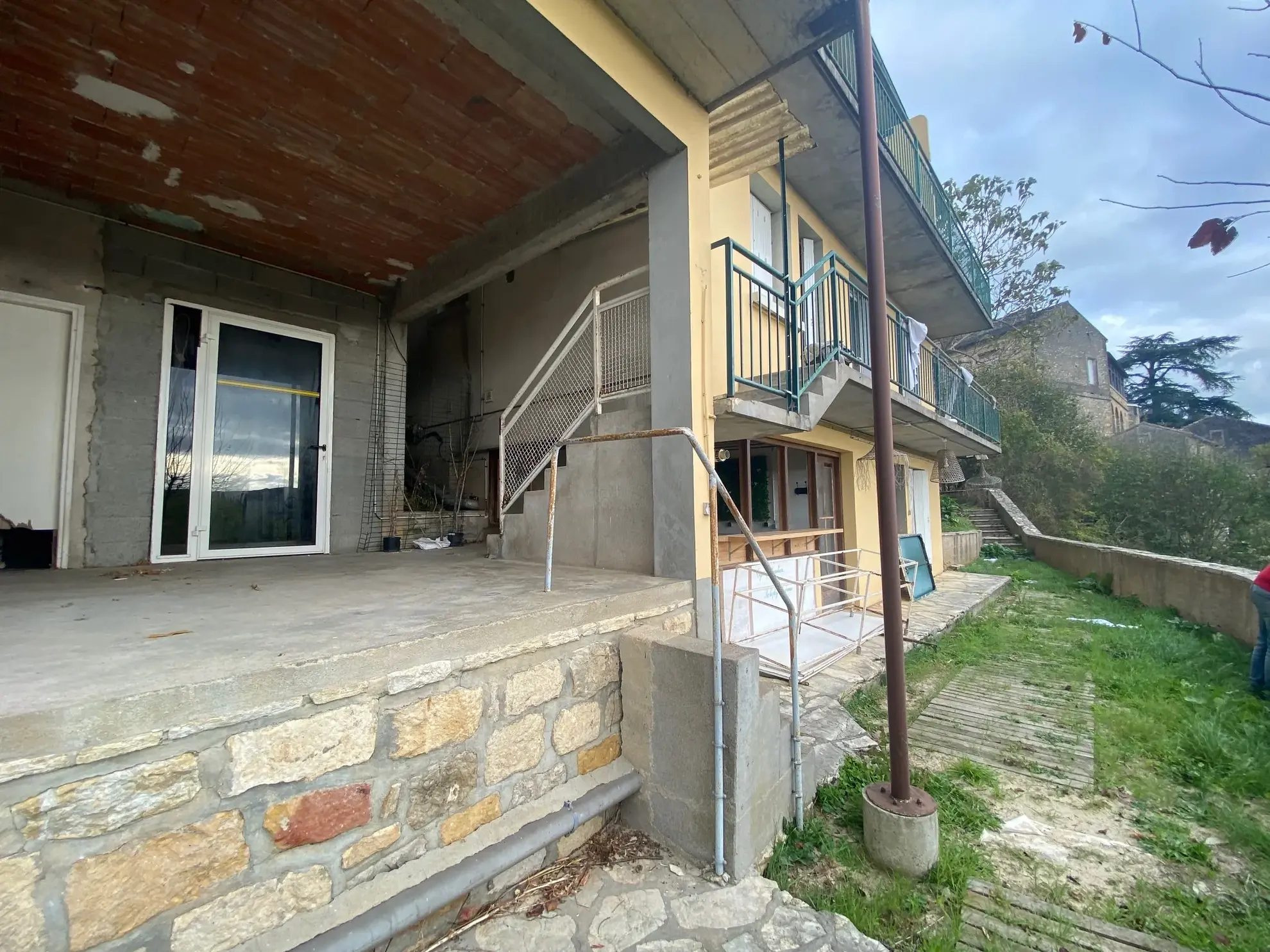 Appartement T3 à rénover avec jardin, chambres d'hôtes et vue vallée à Puy-l'Évêque 