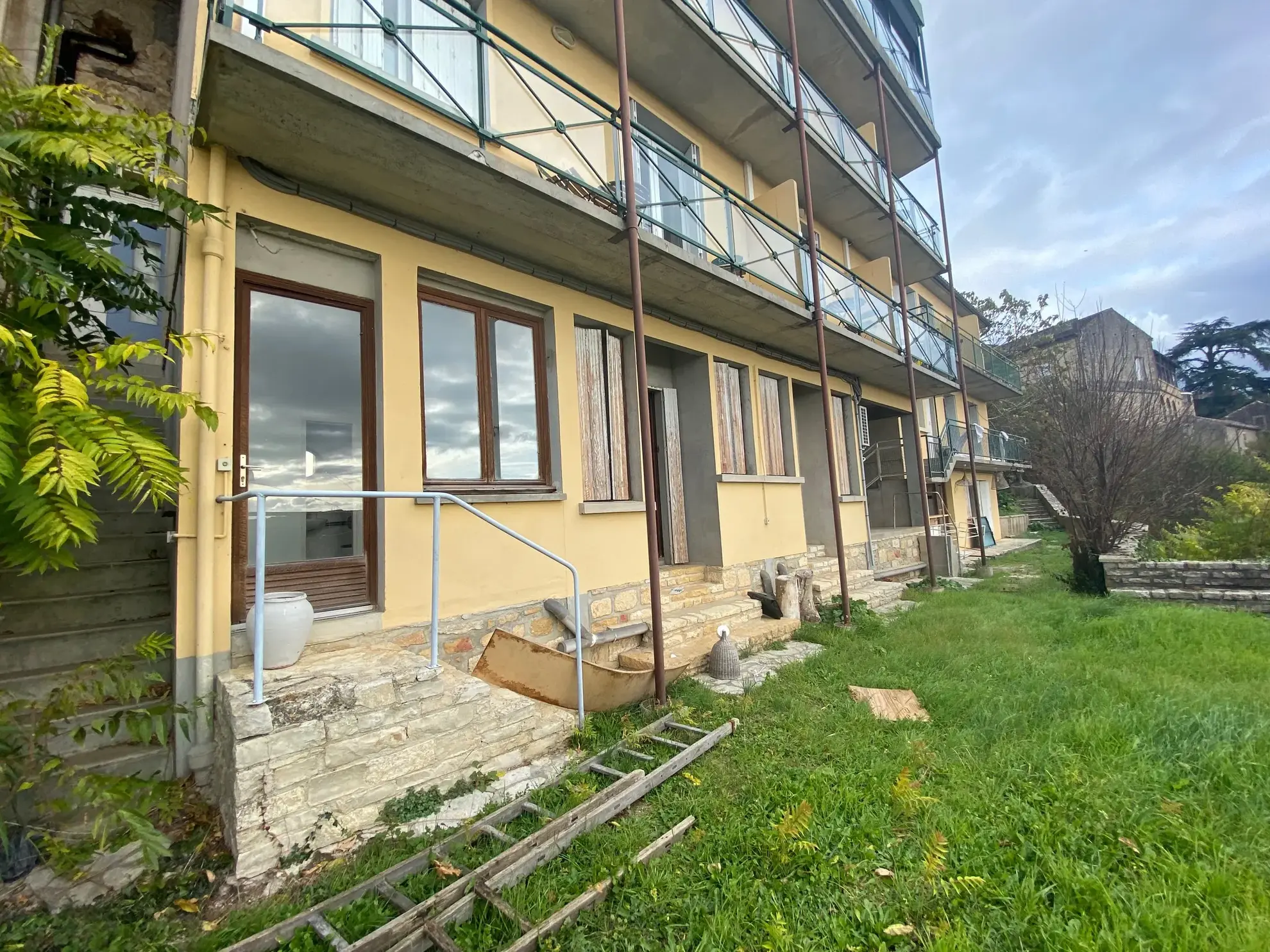 Appartement T3 à rénover avec jardin, chambres d'hôtes et vue vallée à Puy-l'Évêque
