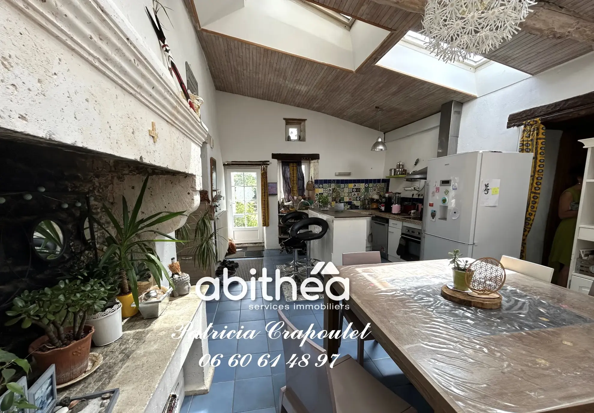 Belle maison en pierre pleine de charme à Brie, 154 m² avec jardin, garage et potentiel d'aménagement 