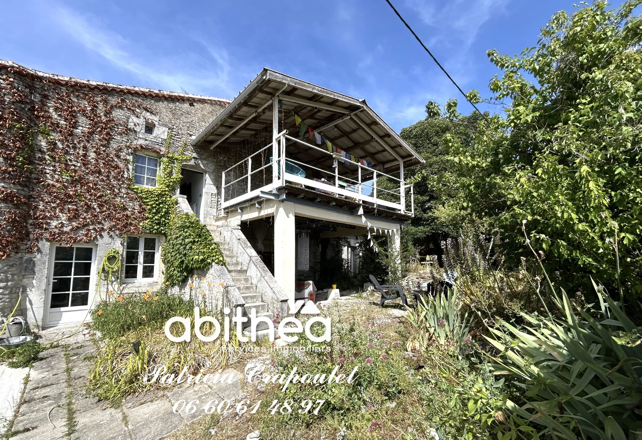 Maison en pierre à Brie avec jardin, garage et potentiel de rénovation - 154 m²
