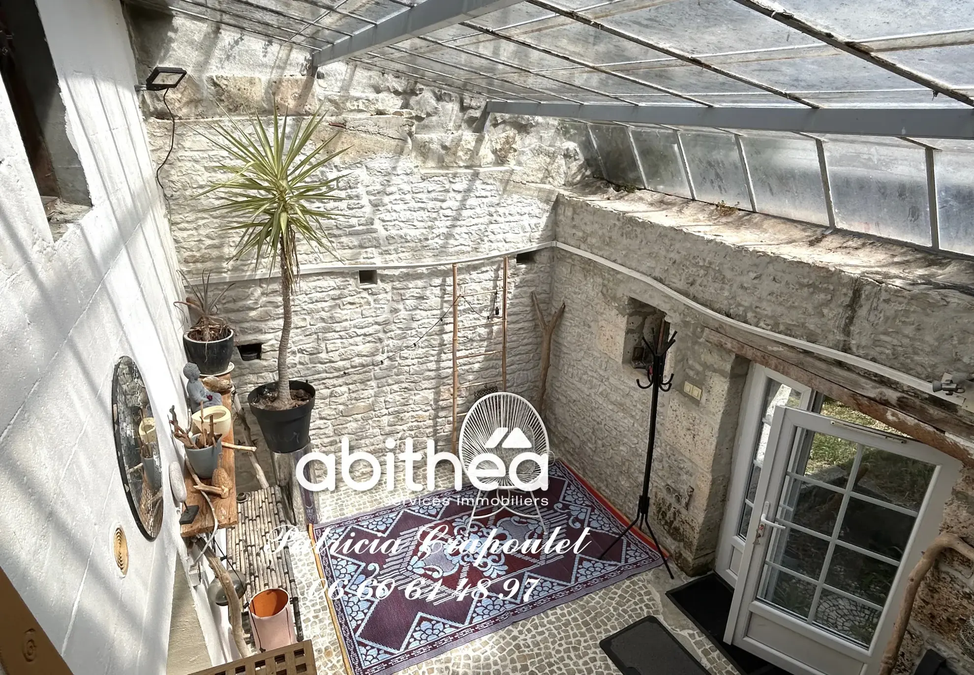 Belle maison en pierre pleine de charme à Brie, 154 m² avec jardin, garage et potentiel d'aménagement 