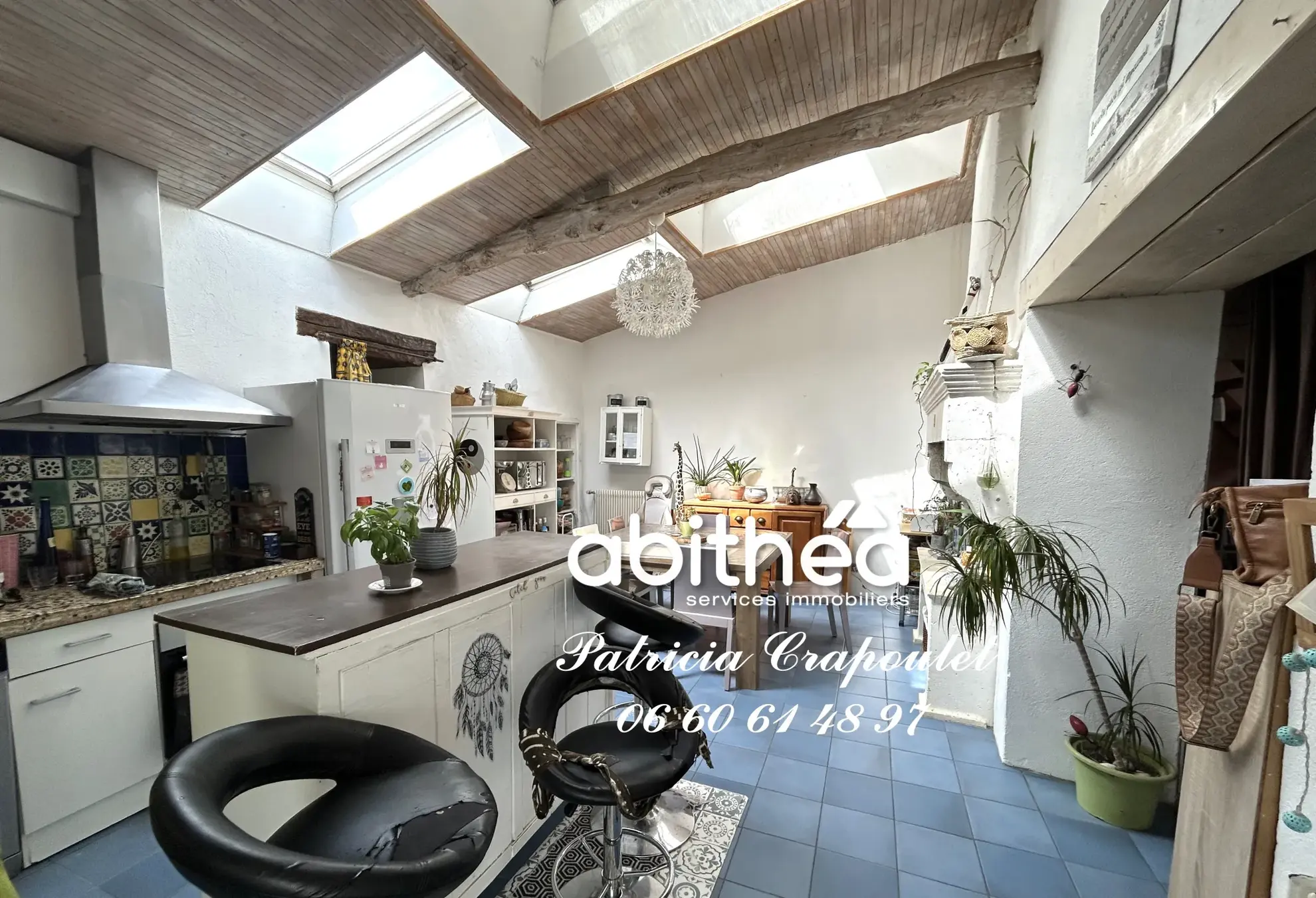 Belle maison en pierre pleine de charme à Brie, 154 m² avec jardin, garage et potentiel d'aménagement 