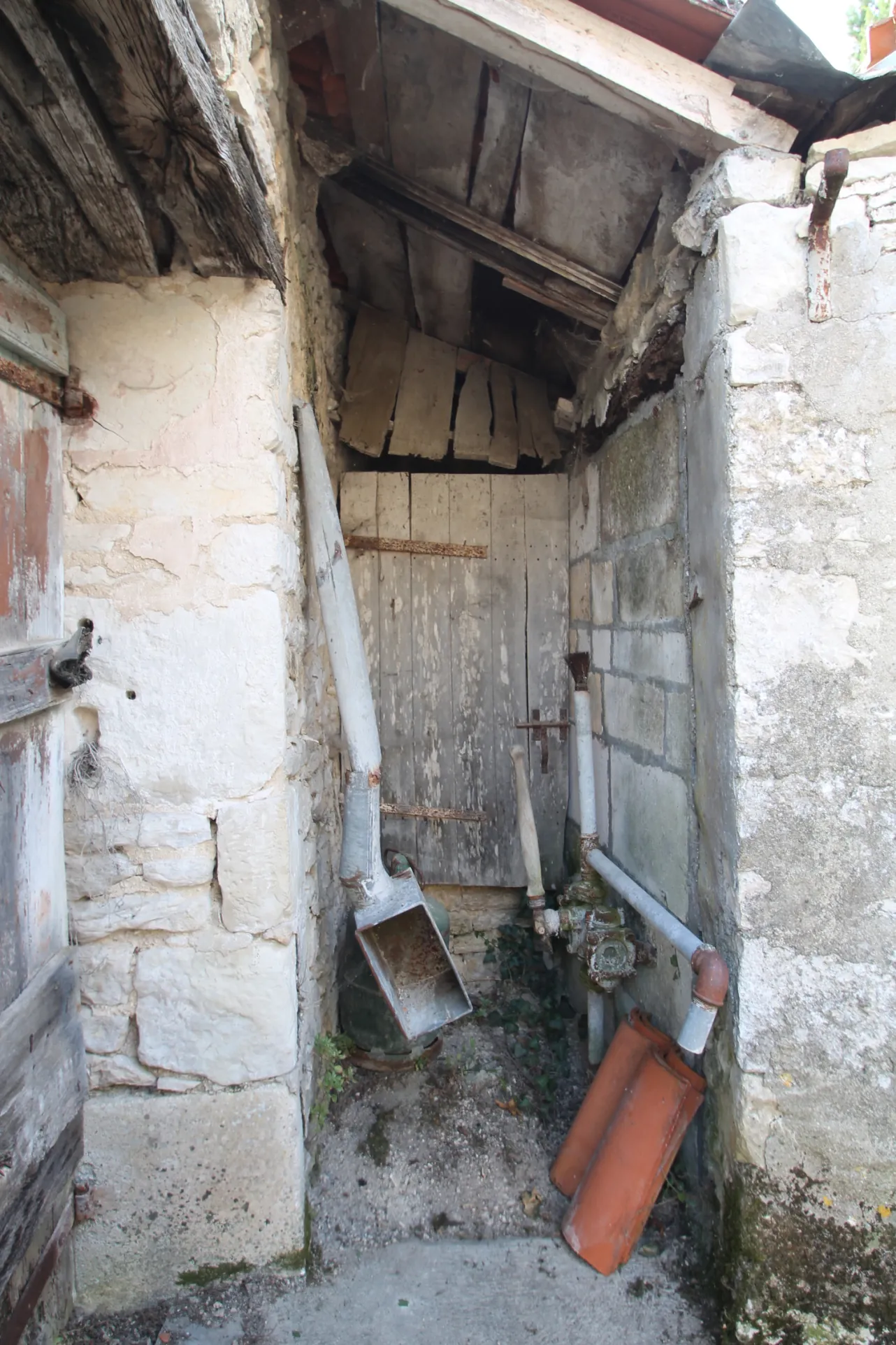 Maison à rénover de 100 m² avec cour à Marcillac-Lanville en Charente 