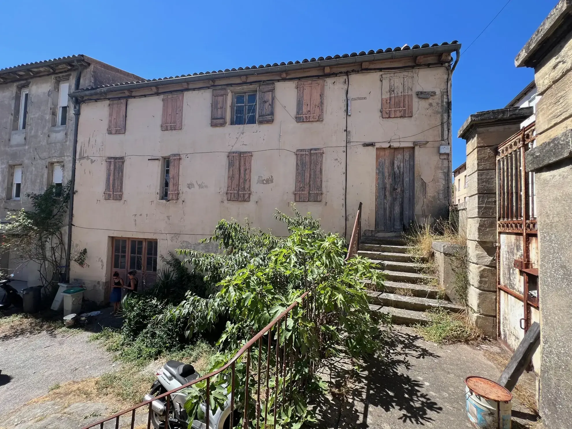 Maison à Rénover de 171 m² avec Garages et Grenier à Millau 