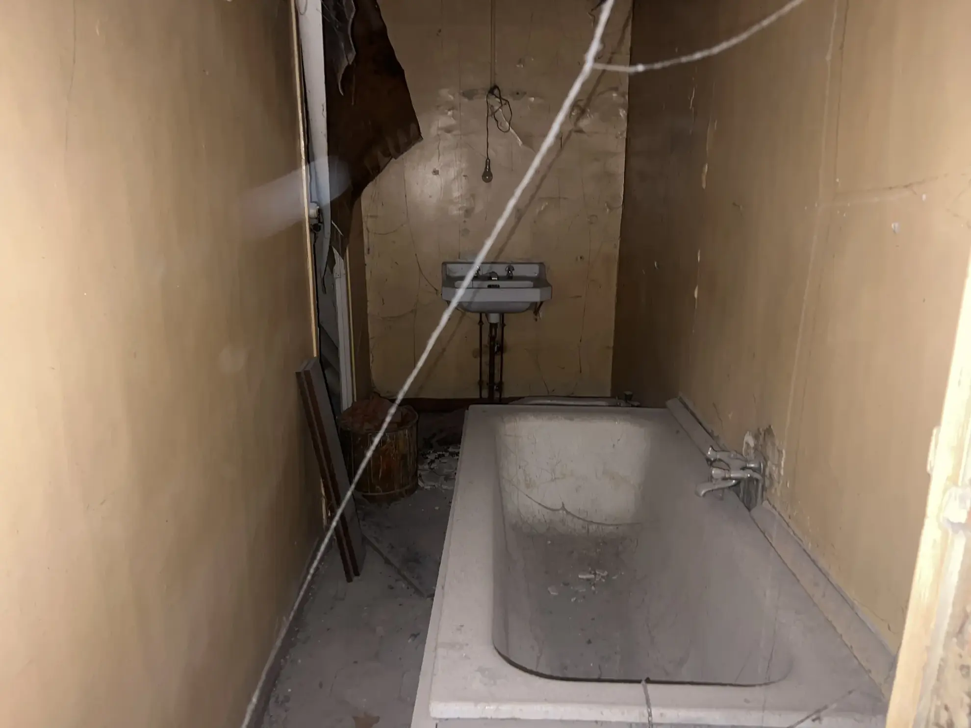 Maison à Rénover de 171 m² avec Garages et Grenier à Millau 