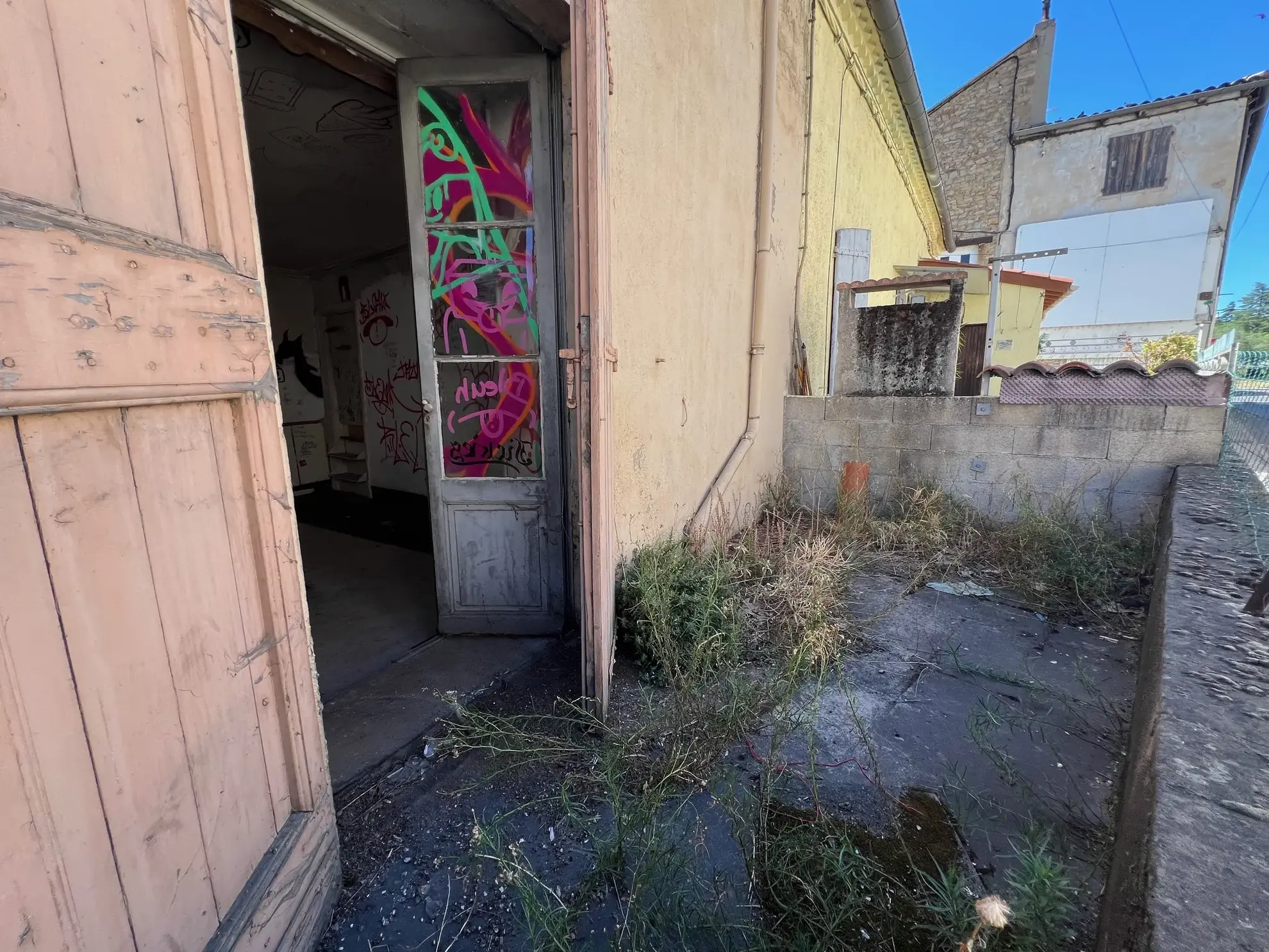 Maison à Rénover de 171 m² avec Garages et Grenier à Millau 