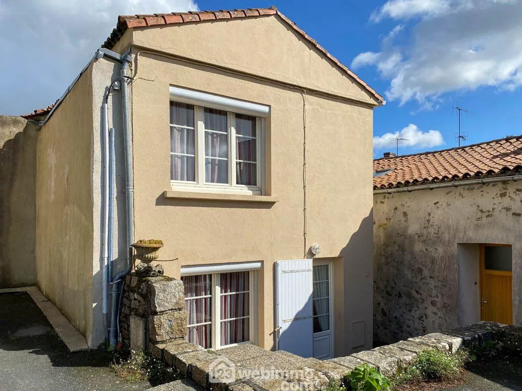 Charmante maison en pierre de 93 m² avec jardin au centre de Pouzauges