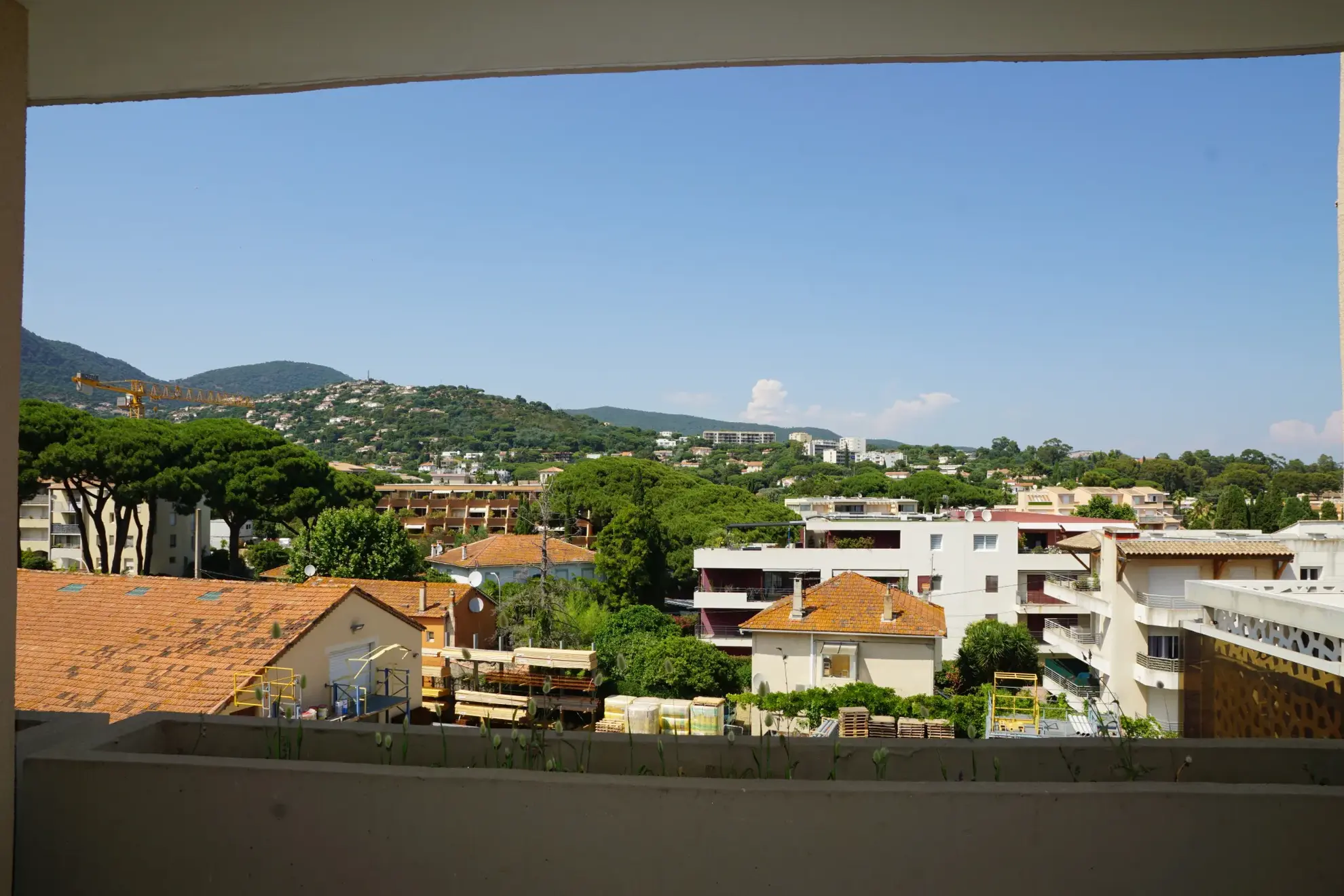 Bel appartement rénové avec terrasse et garage au centre de Cavalaire-sur-Mer 