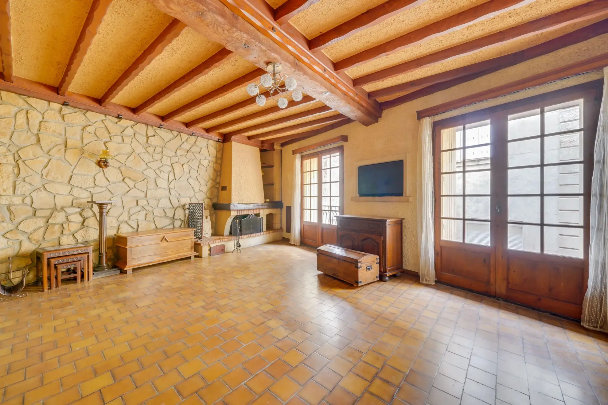 Maison de ville à Bourg-sur-Gironde de 200 m² avec garage et atelier à rénover