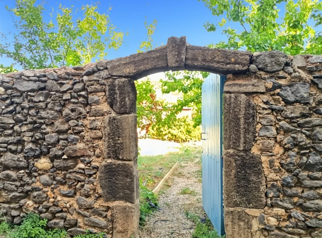 Terrain de loisir à vendre à Nizas de 430 m² avec arbres fruitiers et abri de jardin 