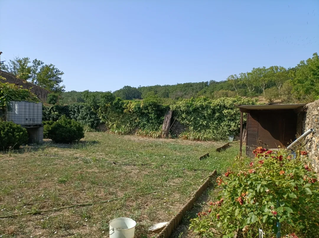 Terrain de loisir à vendre à Nizas de 430 m² avec arbres fruitiers et abri de jardin 