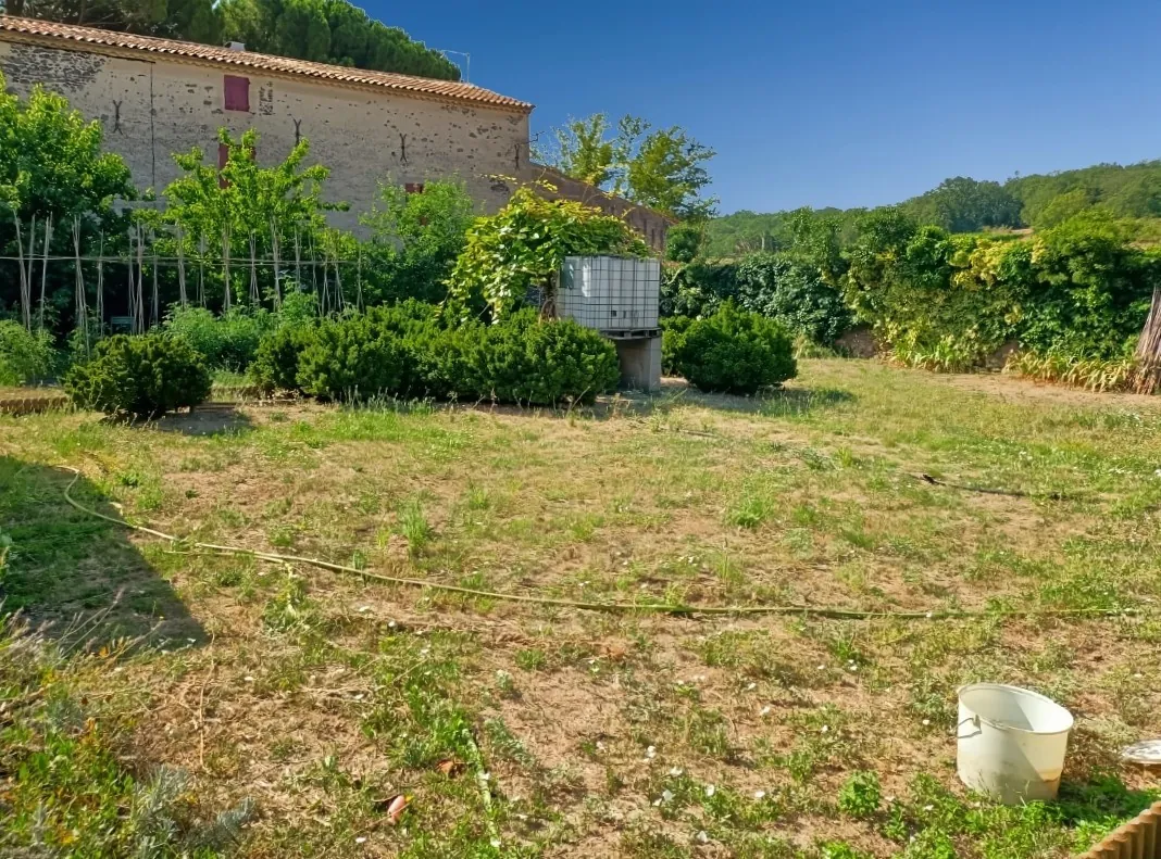 Terrain de loisir à vendre à Nizas de 430 m² avec arbres fruitiers et abri de jardin 