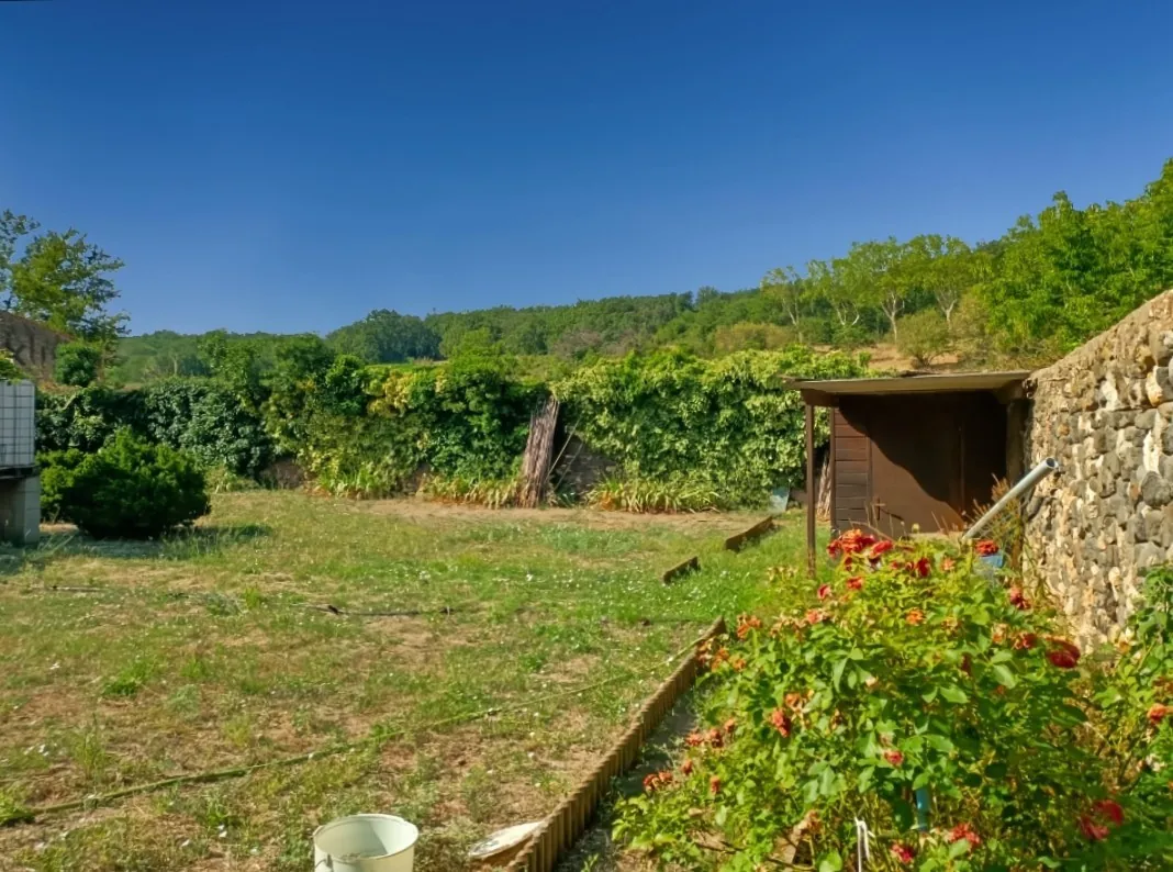Terrain de loisir à vendre à Nizas de 430 m² avec arbres fruitiers et abri de jardin