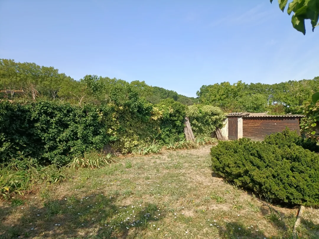 Terrain de loisir à vendre à Nizas de 430 m² avec arbres fruitiers et abri de jardin 