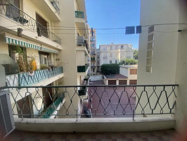 Appartement 2 pièces à Nice proche du Parc Impérial, avec terrasse 