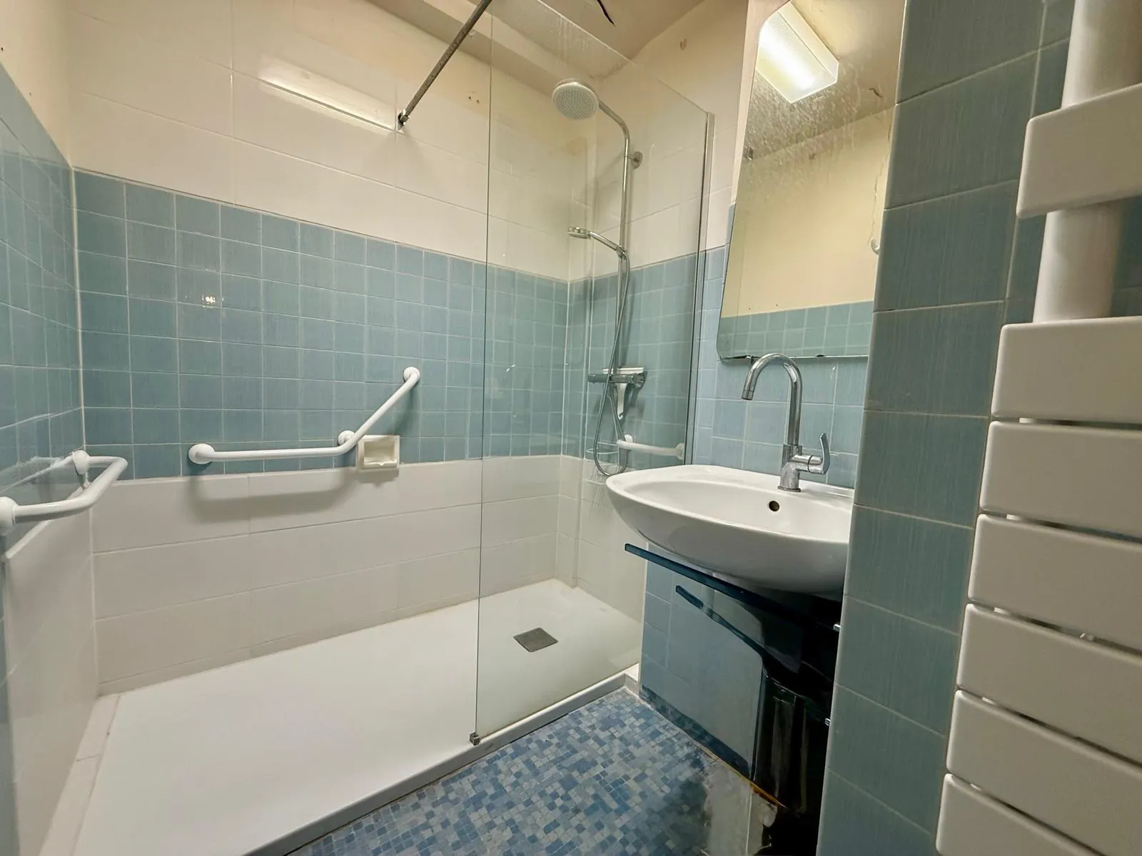 Appartement 3 pièces à Fréjus Plage avec parking et potentiel de rénovation 