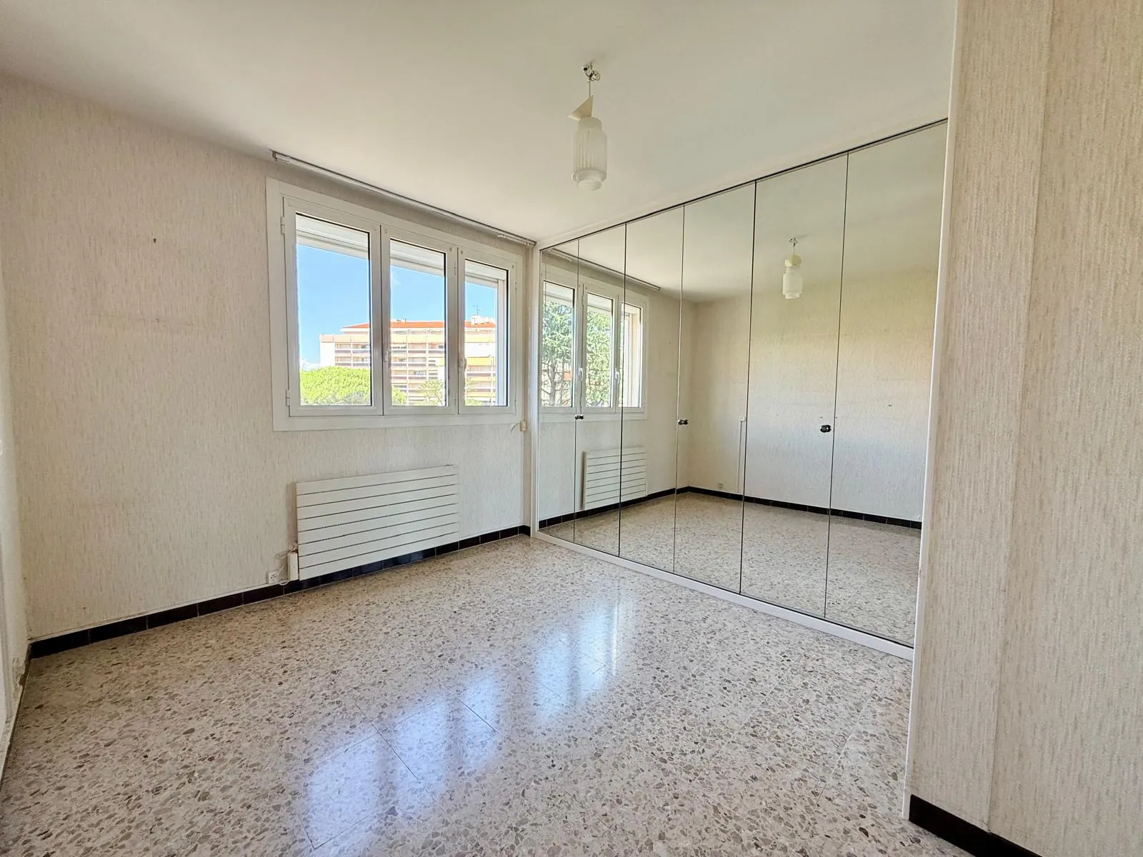 Appartement 3 pièces à Fréjus Plage avec parking et potentiel de rénovation 