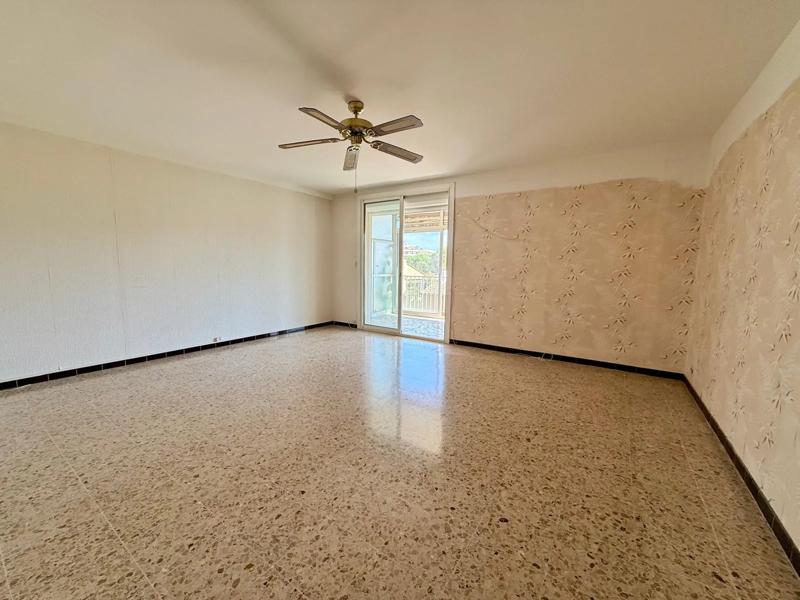 Appartement 3 pièces à Fréjus Plage avec parking et potentiel de rénovation 