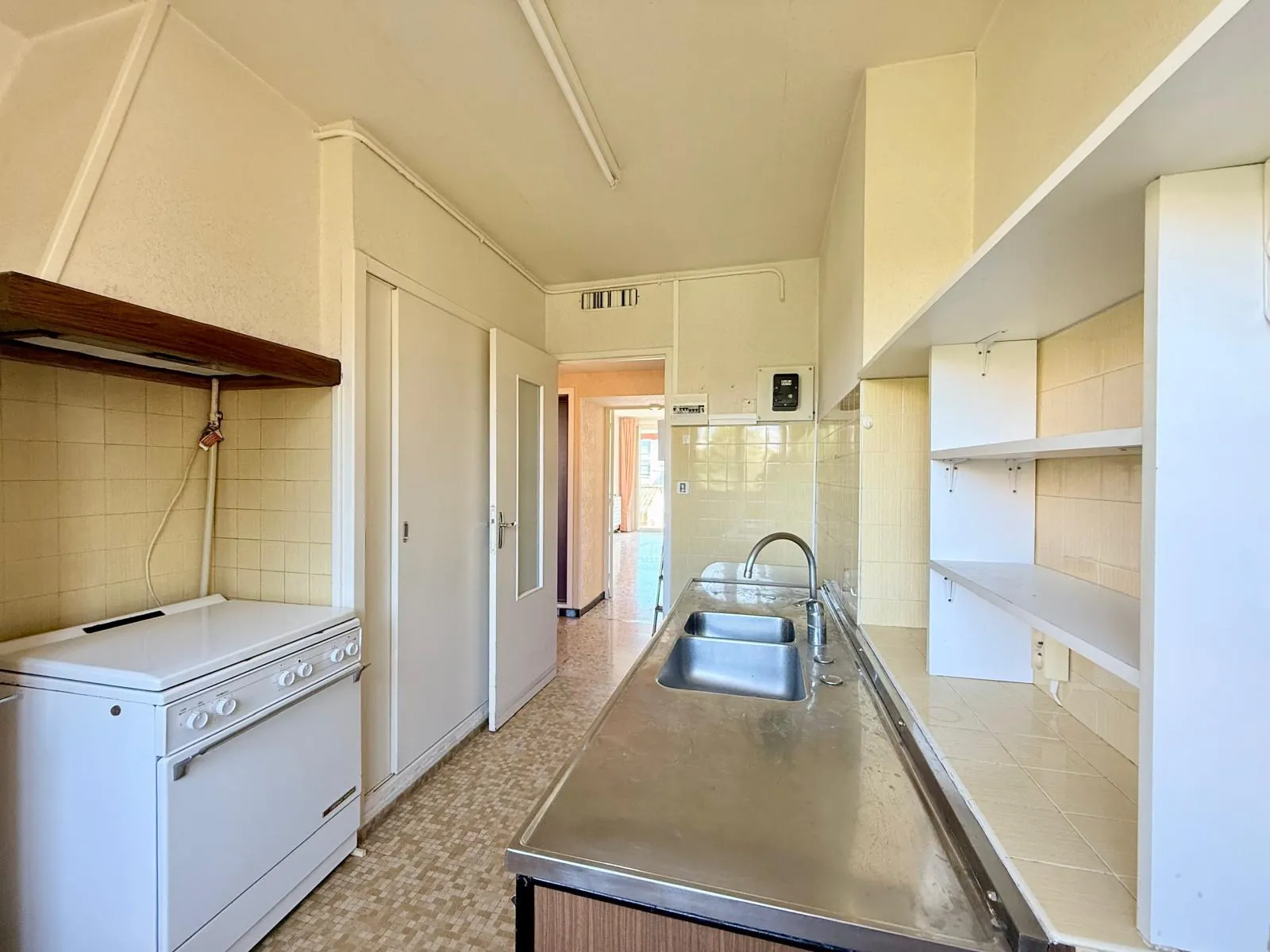 Appartement 3 pièces à Fréjus Plage avec parking et potentiel de rénovation 