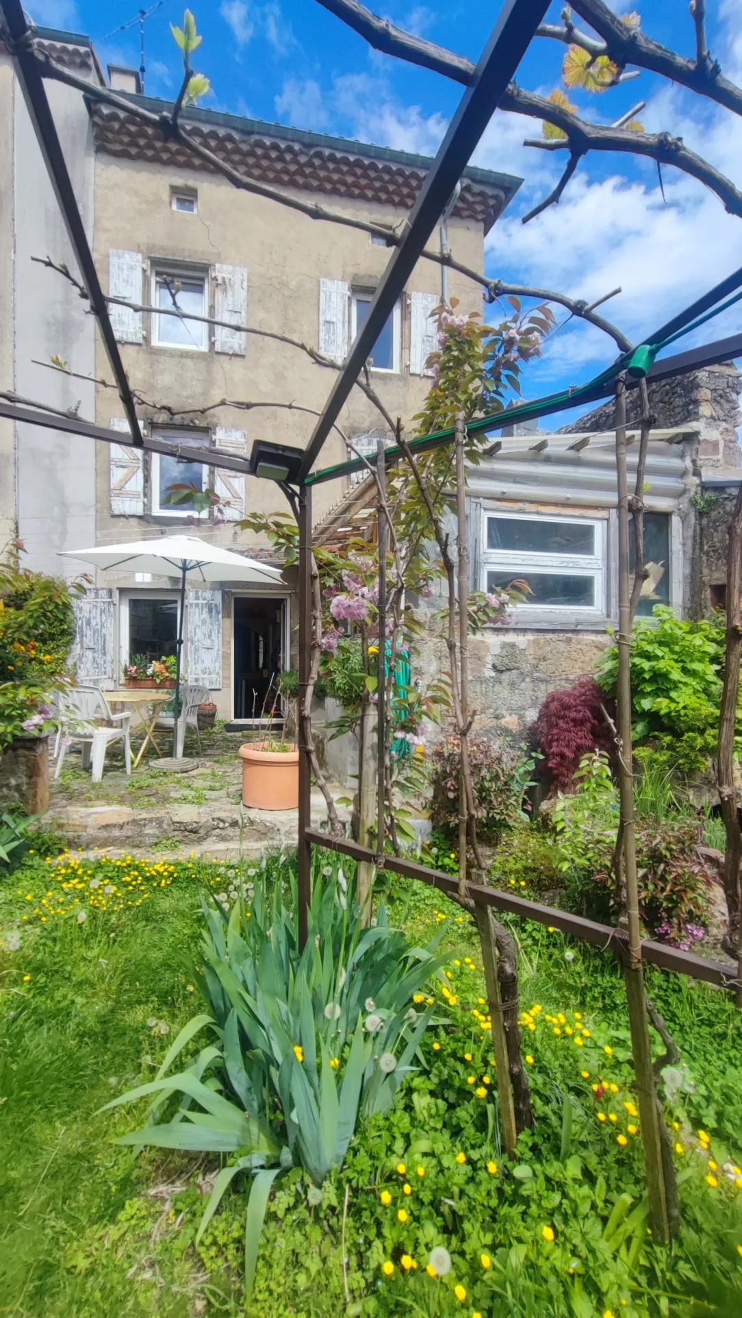 Maison de village à Alboussière avec jardin, garage et 4 chambres 
