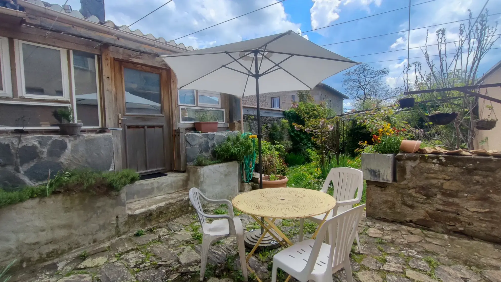 Maison de village à Alboussière avec jardin, garage et 4 chambres
