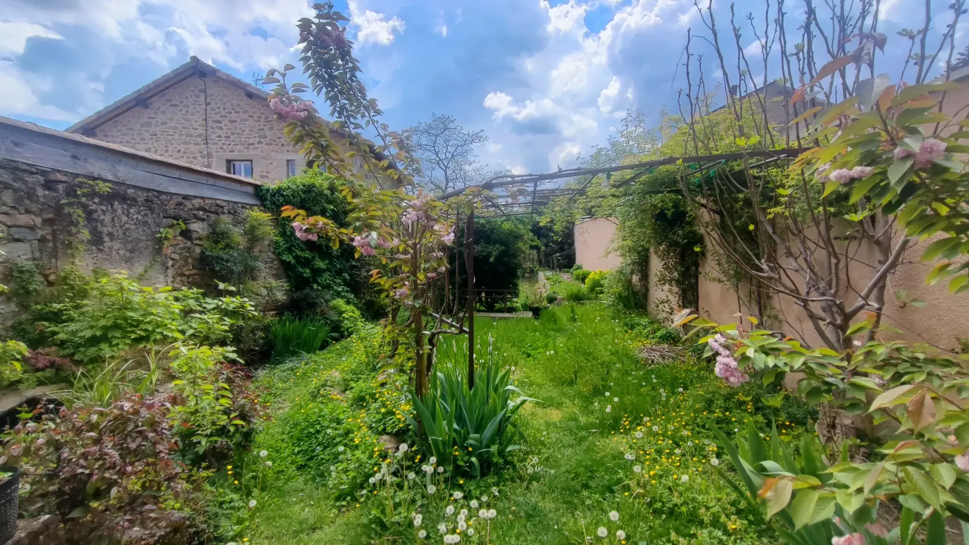 Maison de village à Alboussière avec jardin, garage et 4 chambres 