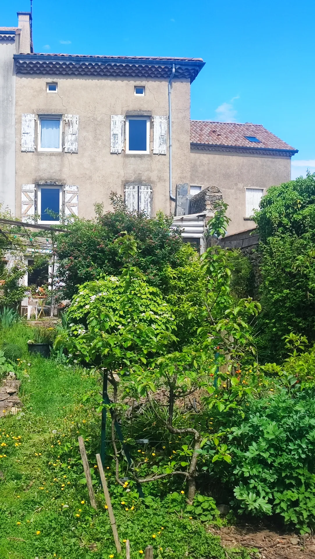 Maison de village à Alboussière avec jardin, garage et 4 chambres 