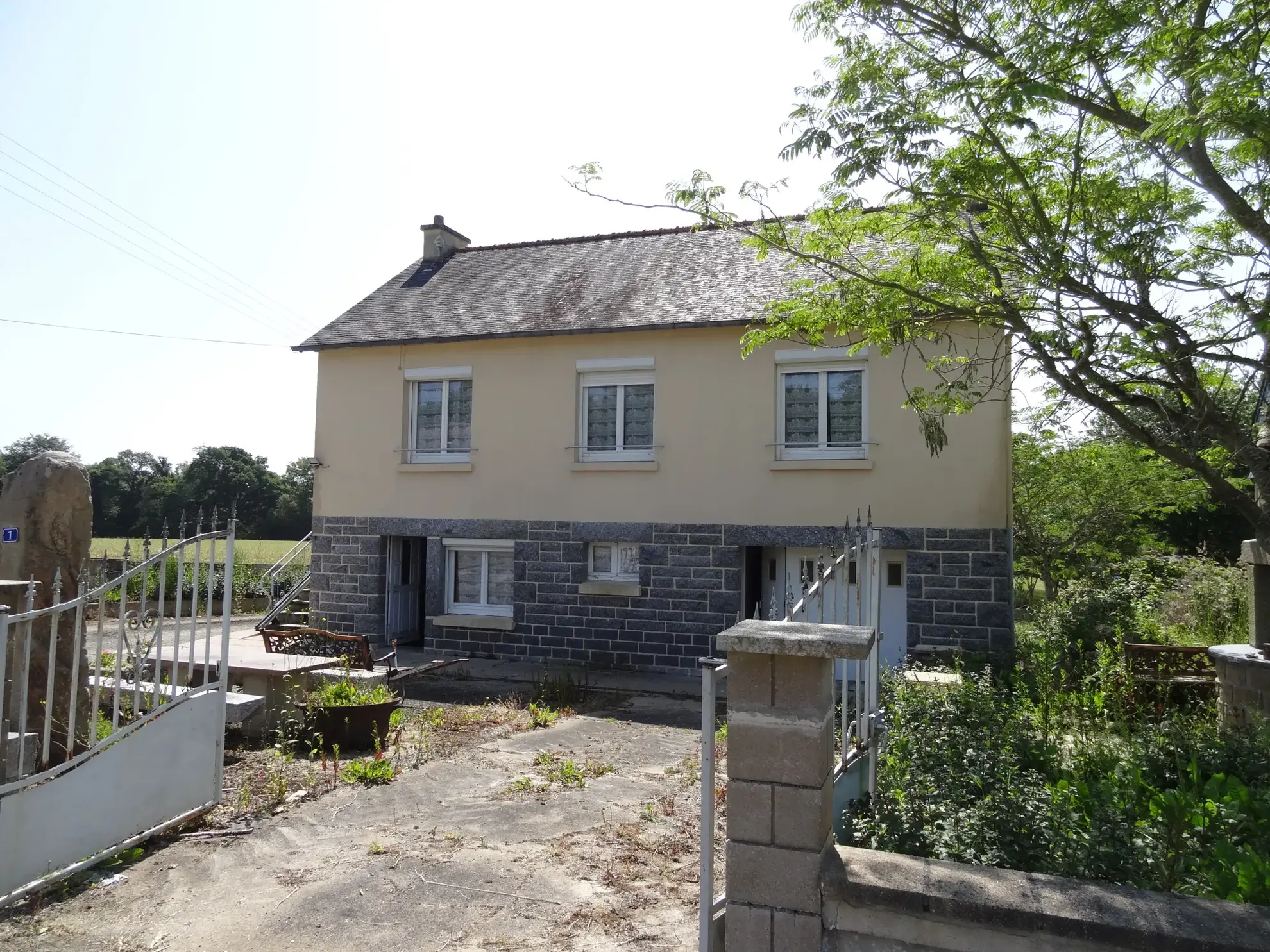 Maison de campagne avec dépendances et sous-sol complet à Saint-Nicolas-du-Pélem 