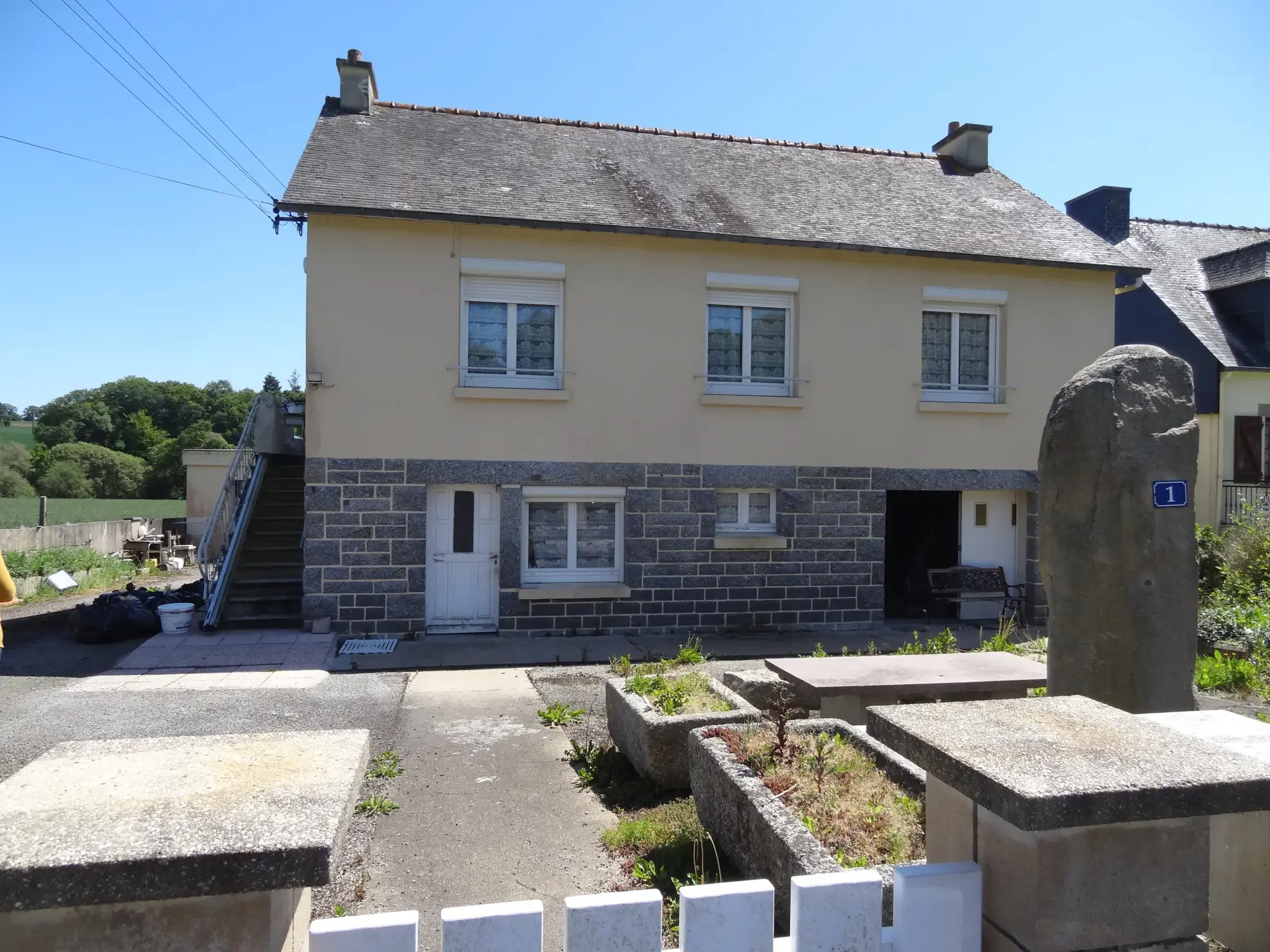 Maison de campagne avec dépendances et sous-sol complet à Saint-Nicolas-du-Pélem 