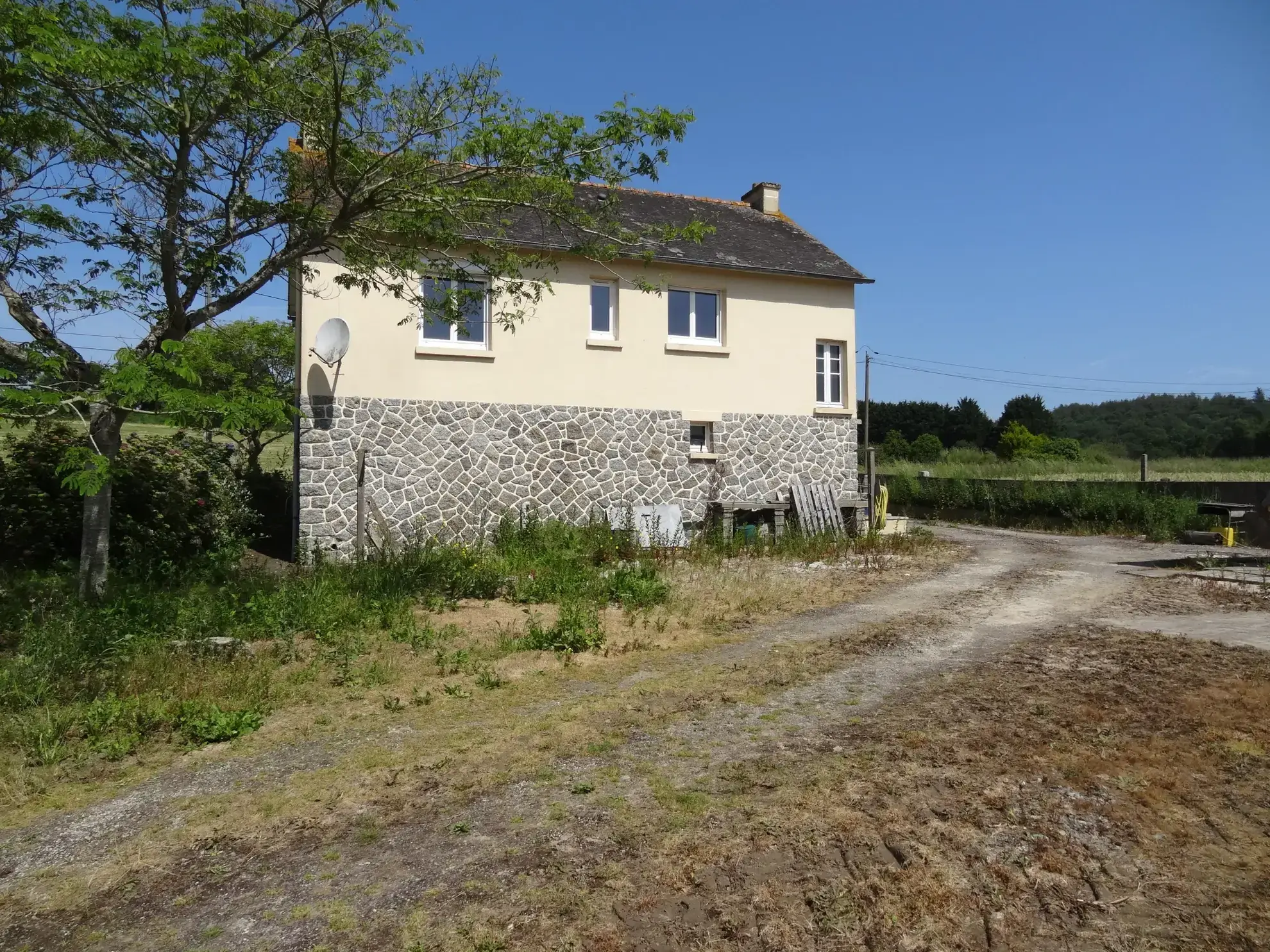Maison de campagne avec dépendances et sous-sol complet à Saint-Nicolas-du-Pélem 