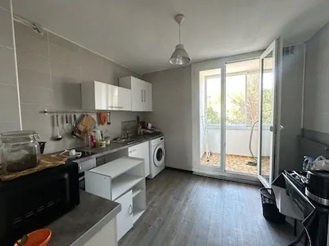 Appartement T3 lumineux avec balcon et parking à Nîmes Sud 