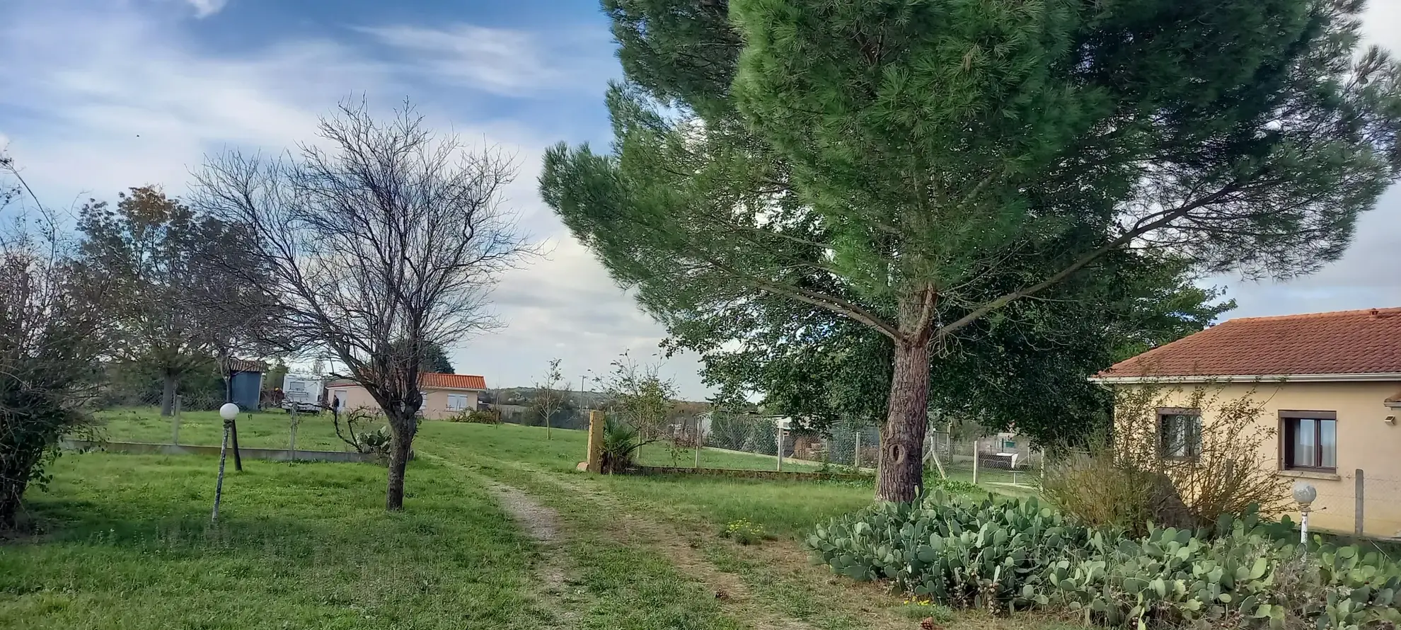 À vendre deux maisons avec terrain de 3615 m2 à Lherm près de Muret 