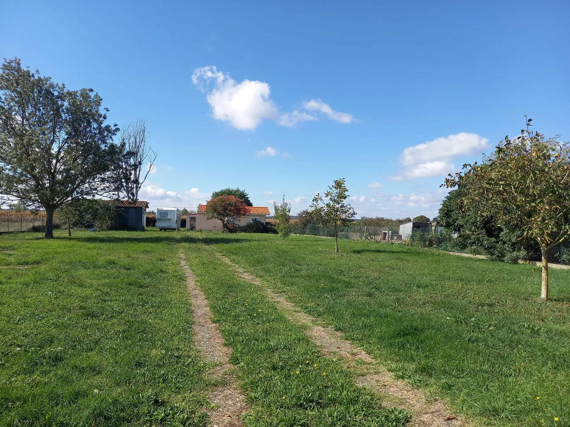 À vendre deux maisons avec terrain de 3615 m2 à Lherm près de Muret 