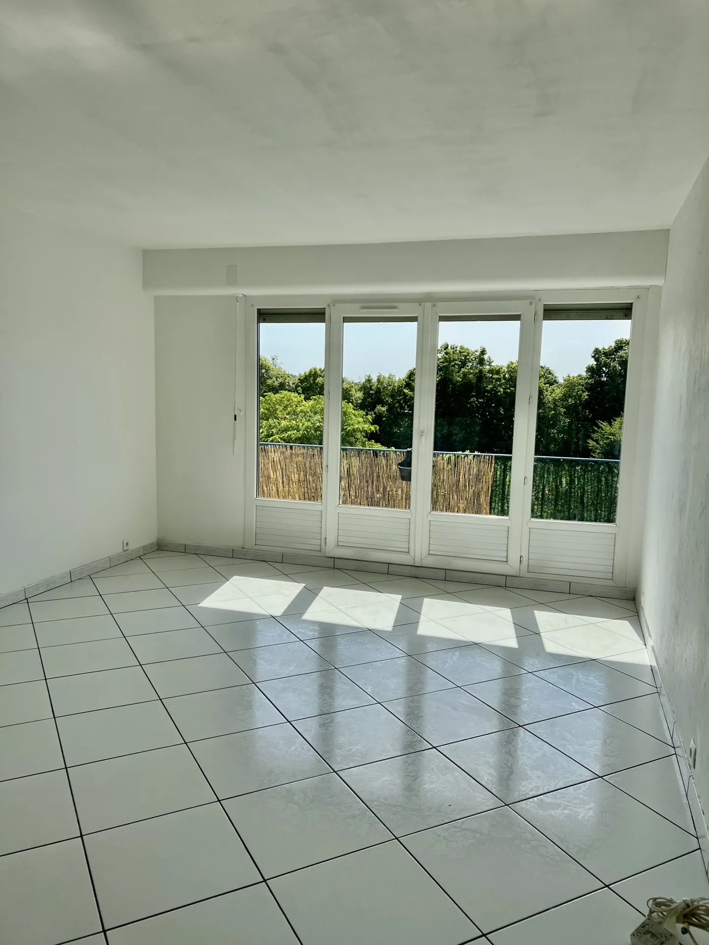 Appartement lumineux de 3 pièces rénové avec balcon et vue sur la coulée verte à Aubergenville 