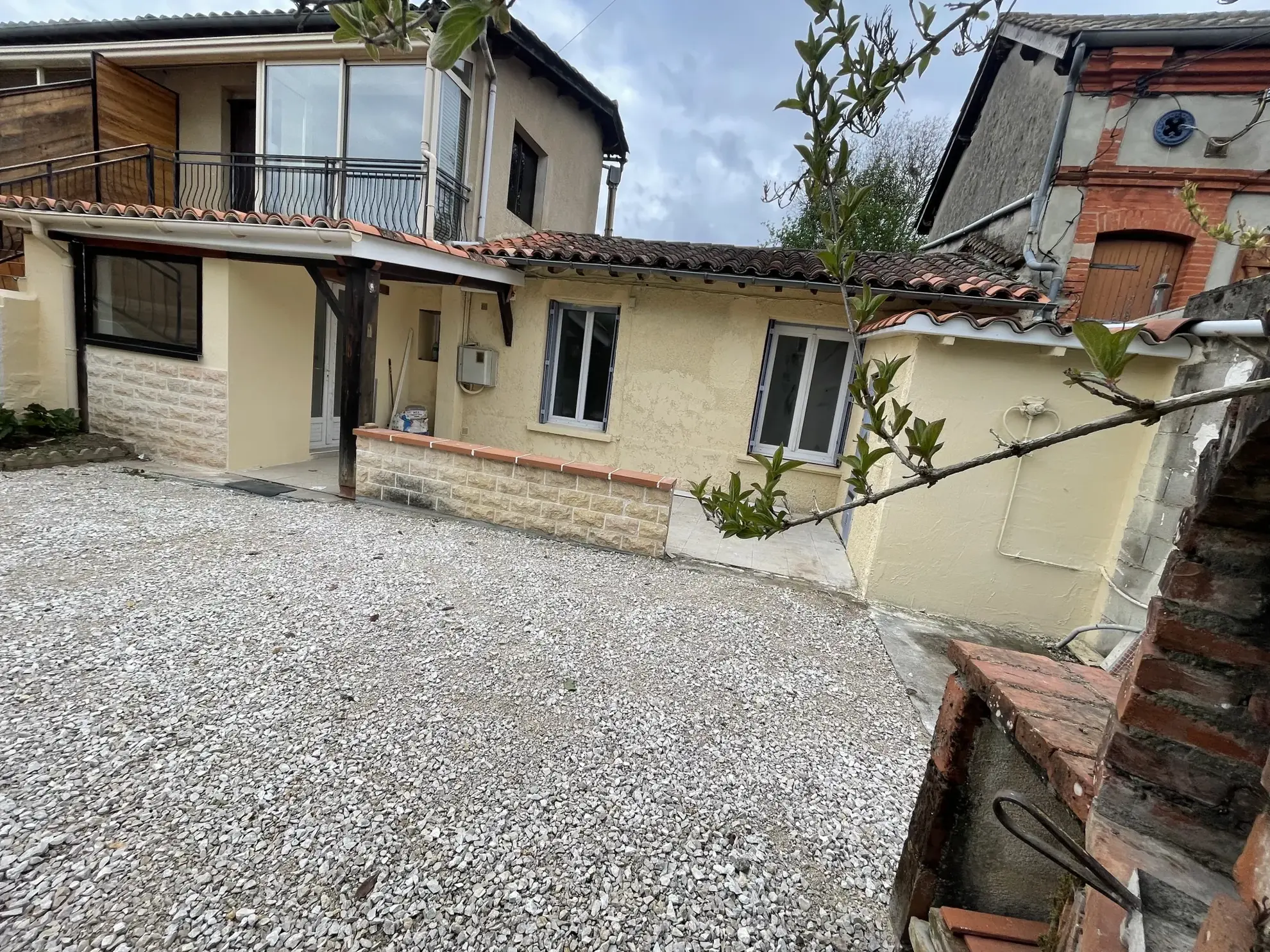 Maison familiale à Montauban avec 4 chambres, jardin et terrasse, idéalement située 