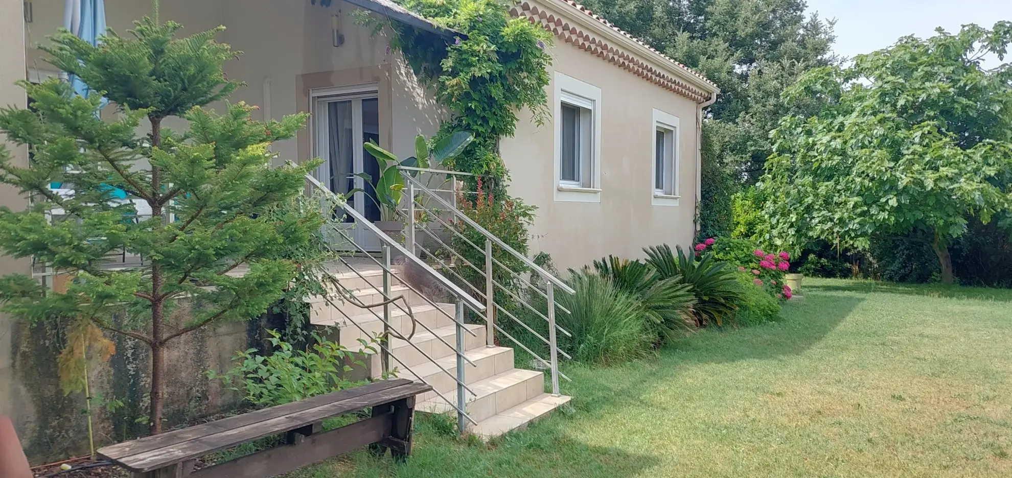 Villa récente avec terrasse, garage et terrain clos à Pont Saint Esprit 30130