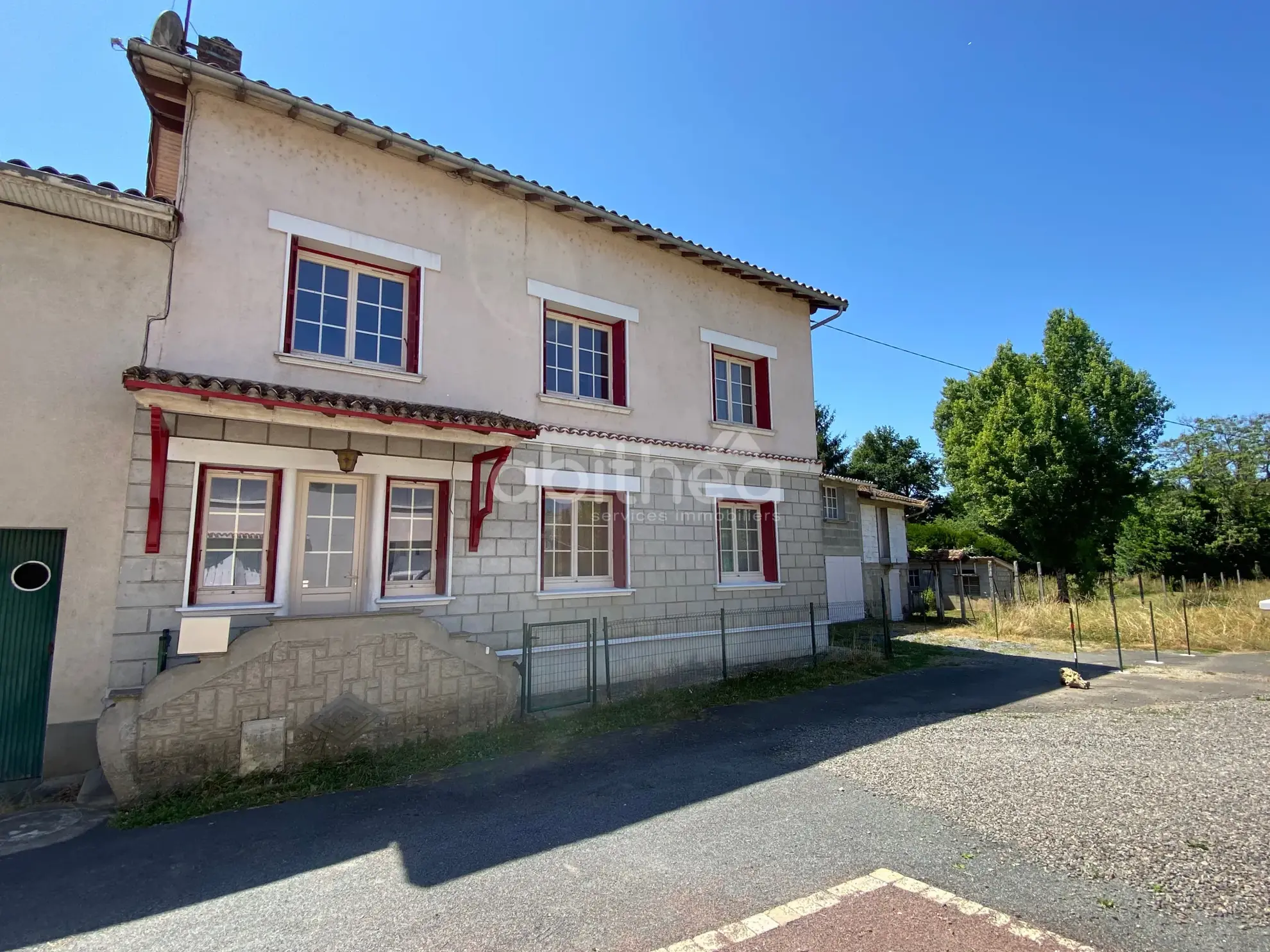 Maison familiale rénovée de 110 m² à Exideuil-Sur-Vienne avec dépendances et terrain