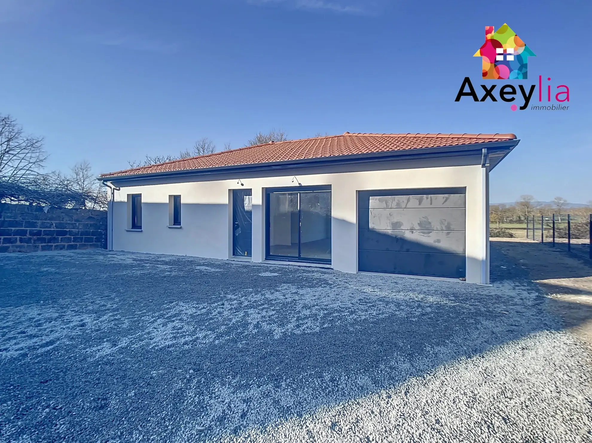 Maison neuve de plain-pied à Vougy avec grand terrain et vue sur la côte roannaise 