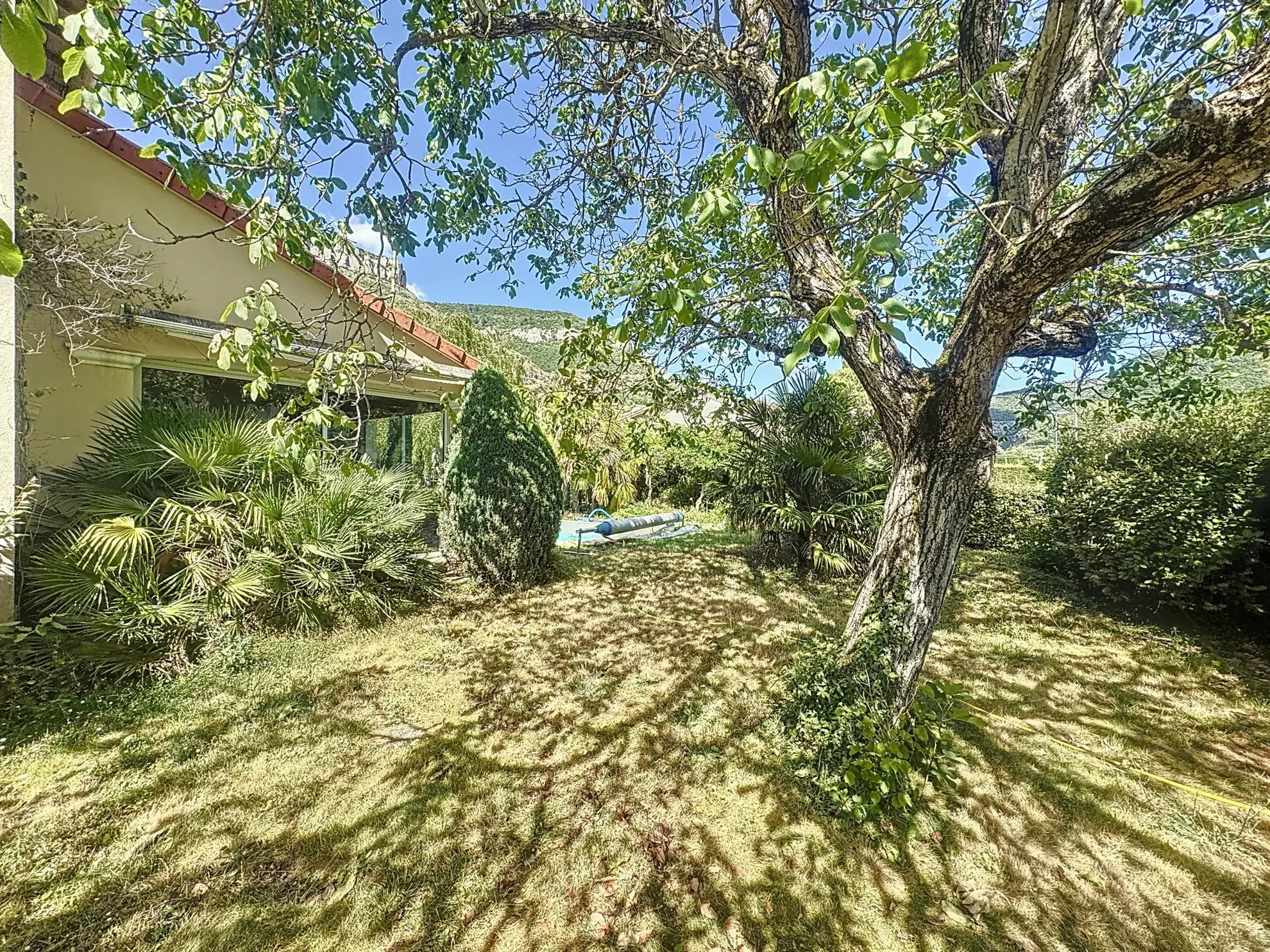 Charmante maison avec piscine, maisonette et grand jardin à Millau 