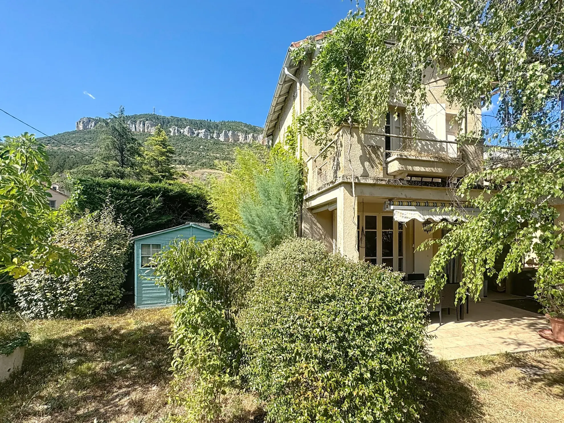 Charmante maison avec piscine, maisonette et grand jardin à Millau 