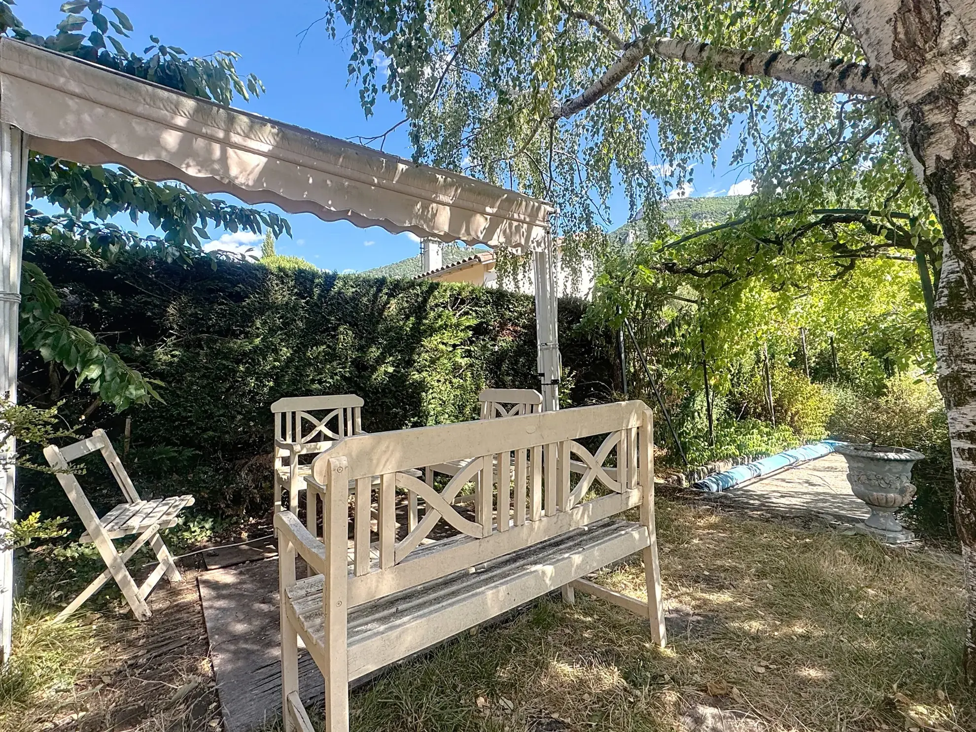 Charmante maison avec piscine, maisonette et grand jardin à Millau 