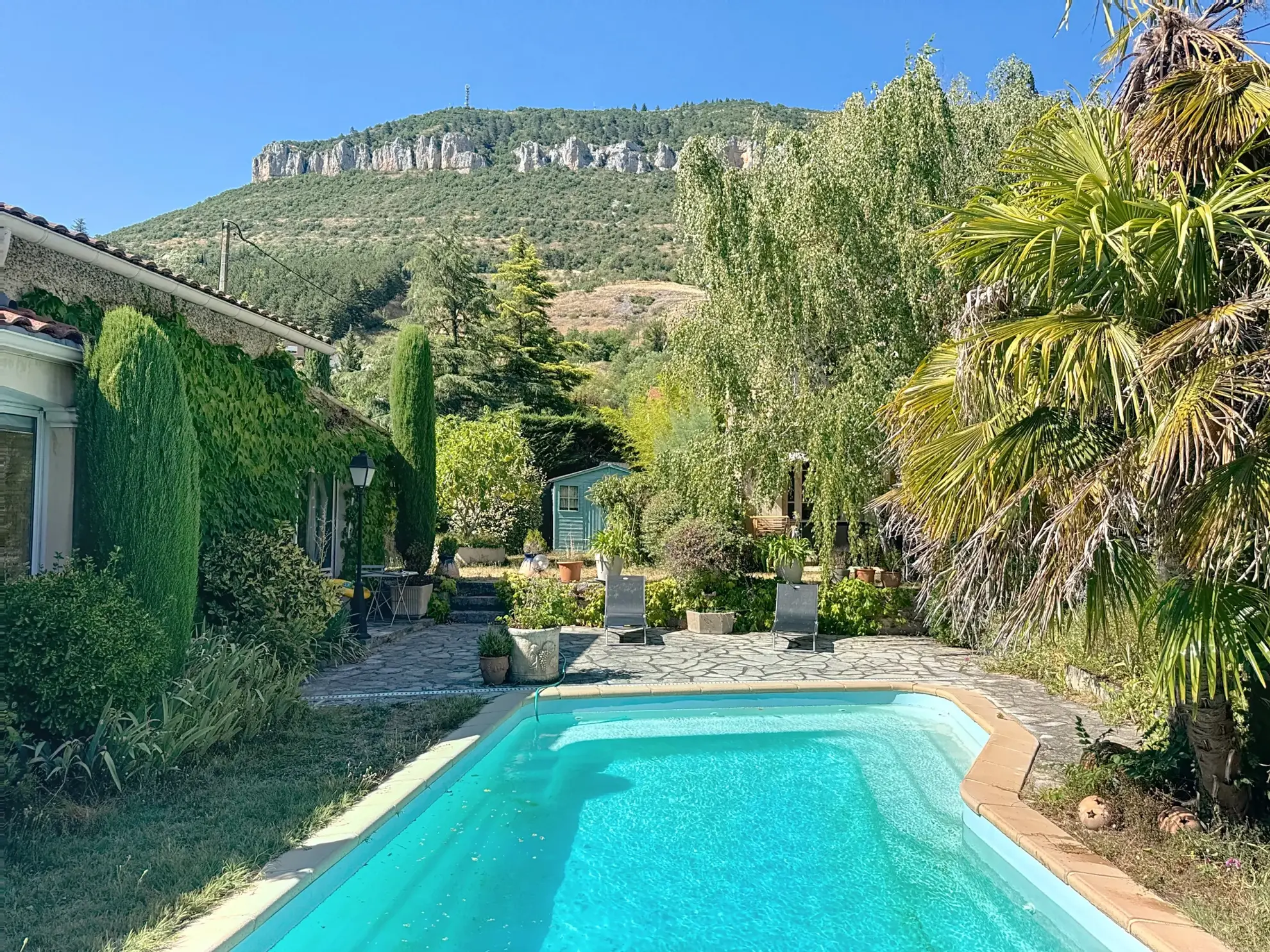 Charmante maison avec piscine, maisonette et grand jardin à Millau 