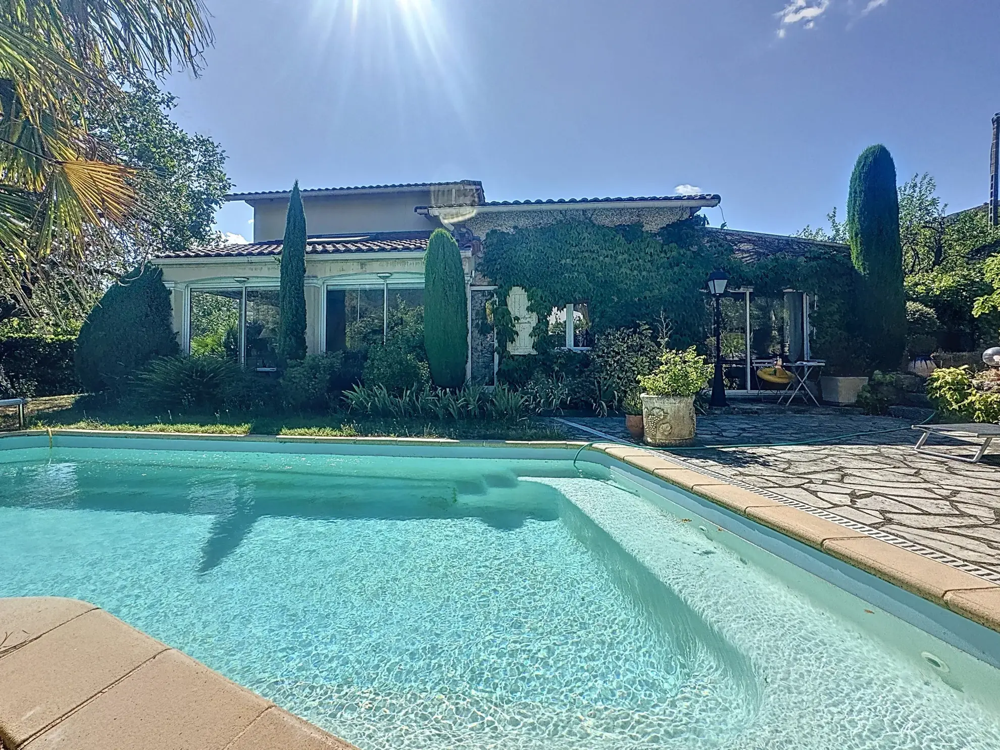 Charmante maison avec piscine, maisonette et grand jardin à Millau 