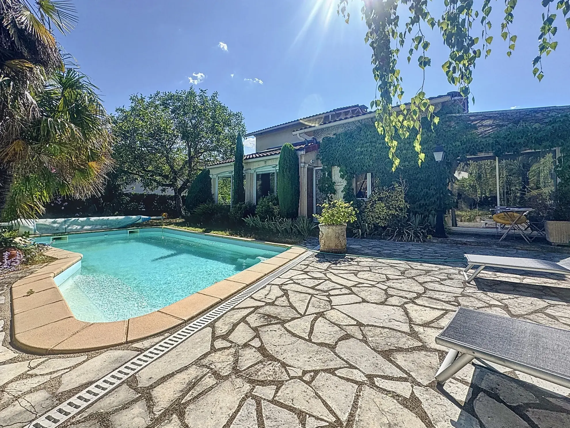 Charmante maison avec piscine, maisonette et grand jardin à Millau 