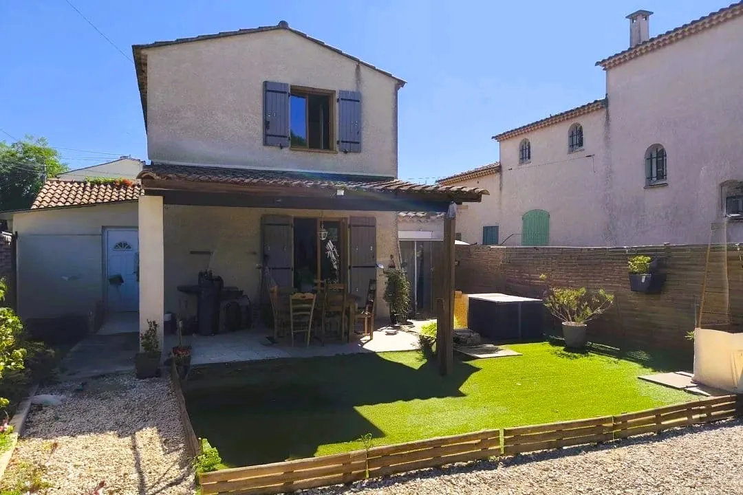 Maison avec piscine à Tarascon - 4 chambres et extérieur agréable 